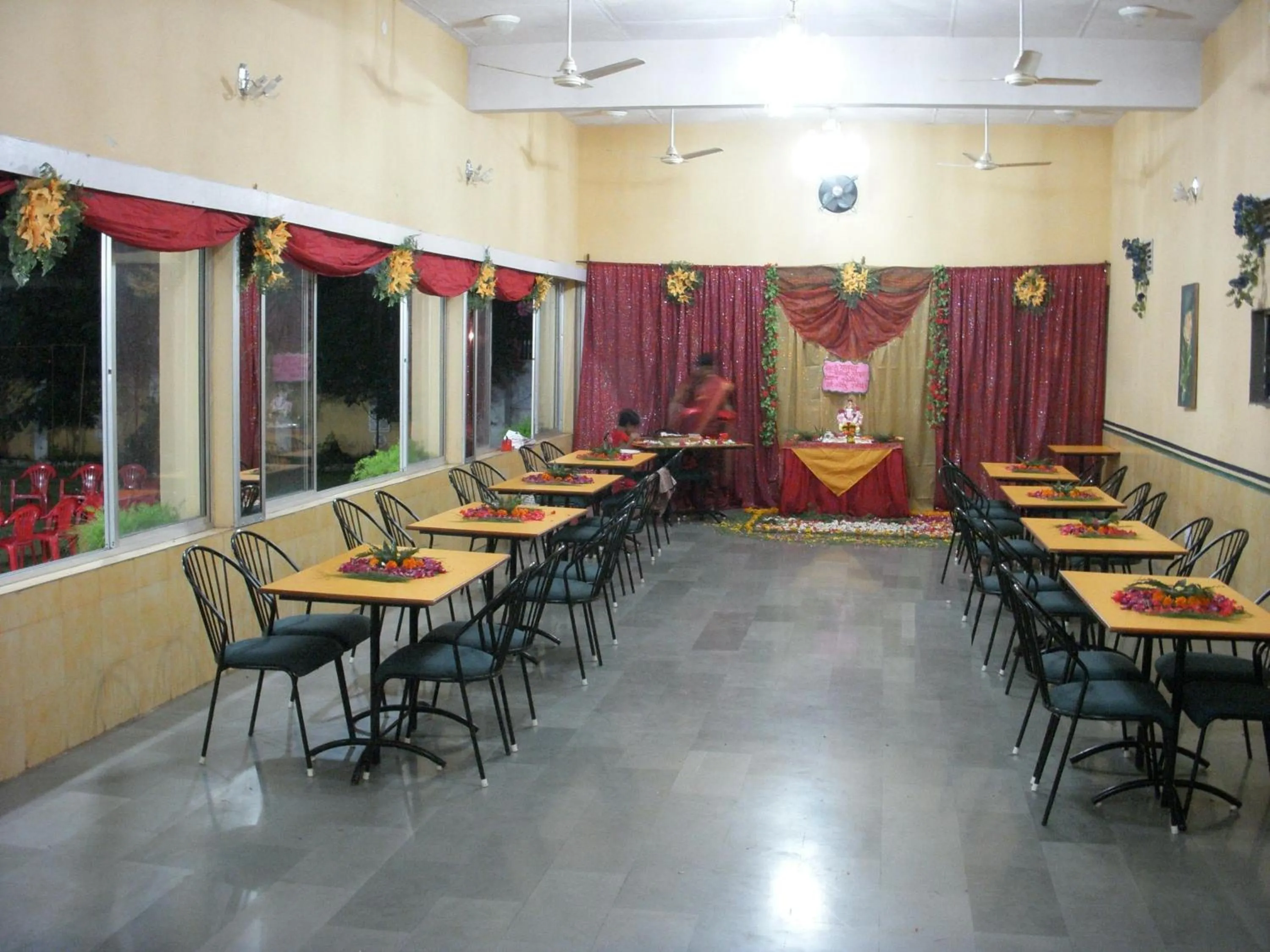 Restaurant/places to eat in Hotel Grand Barrack