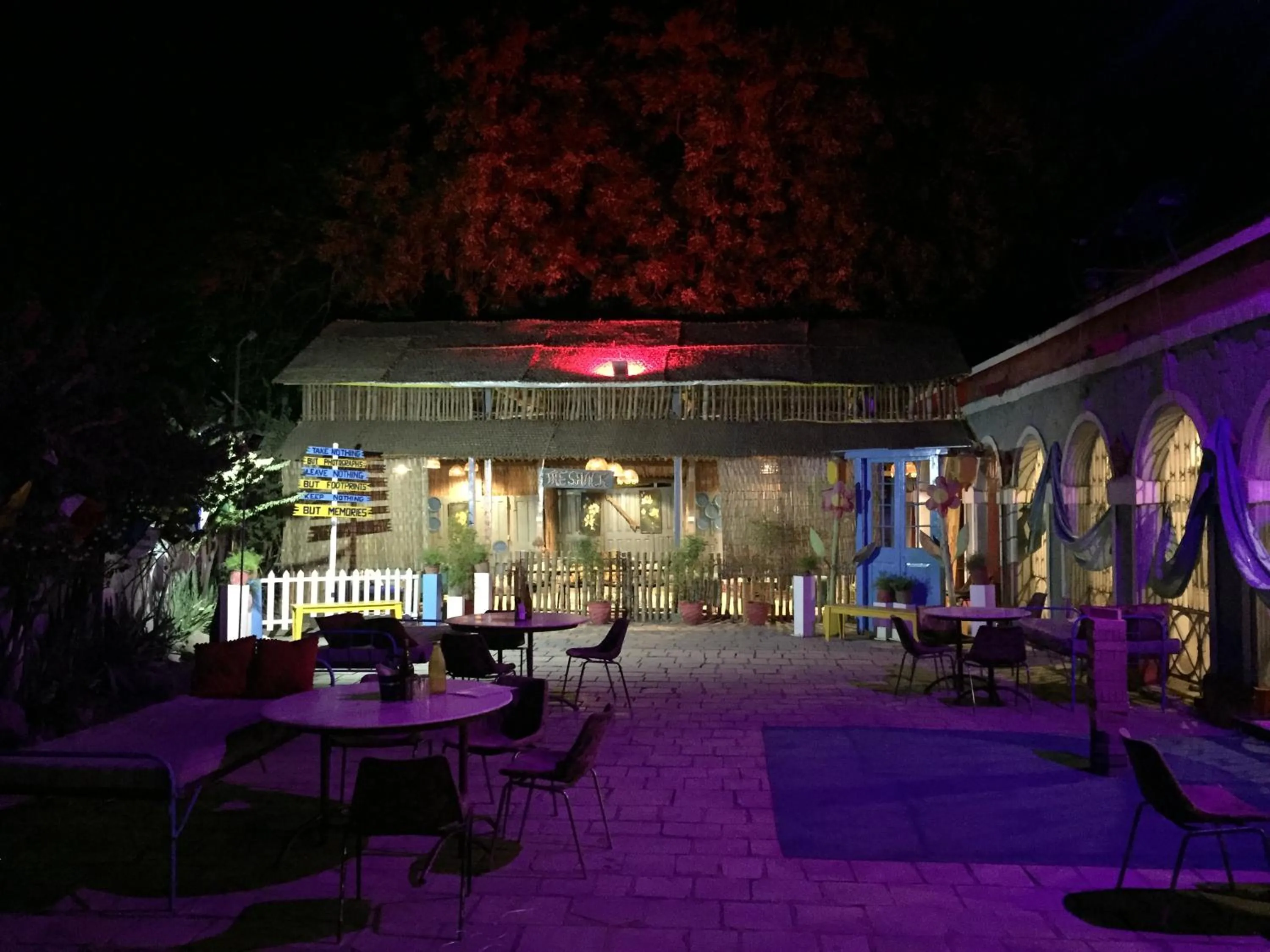 Restaurant/places to eat in Hotel Grand Barrack