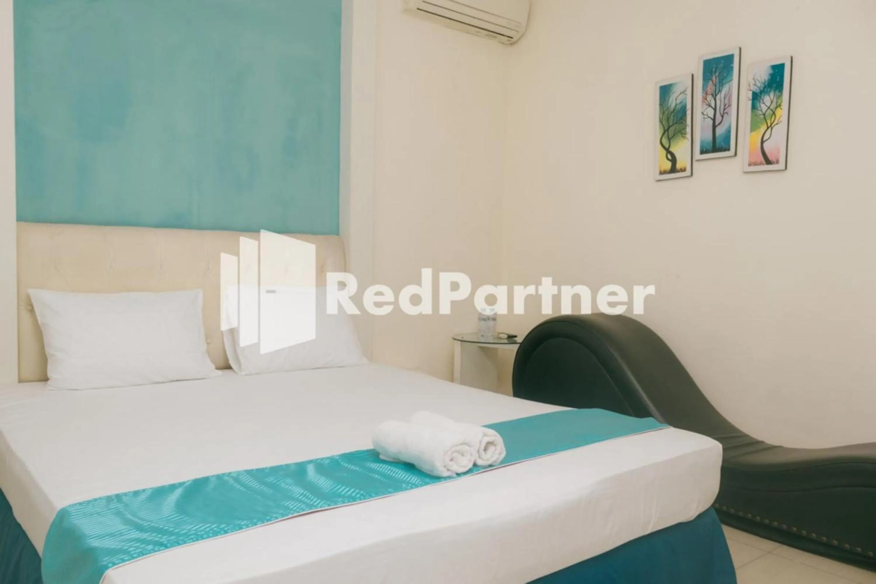 Bedroom, Bed in Pits Hotel Mitra RedDoorz near Atom Mall