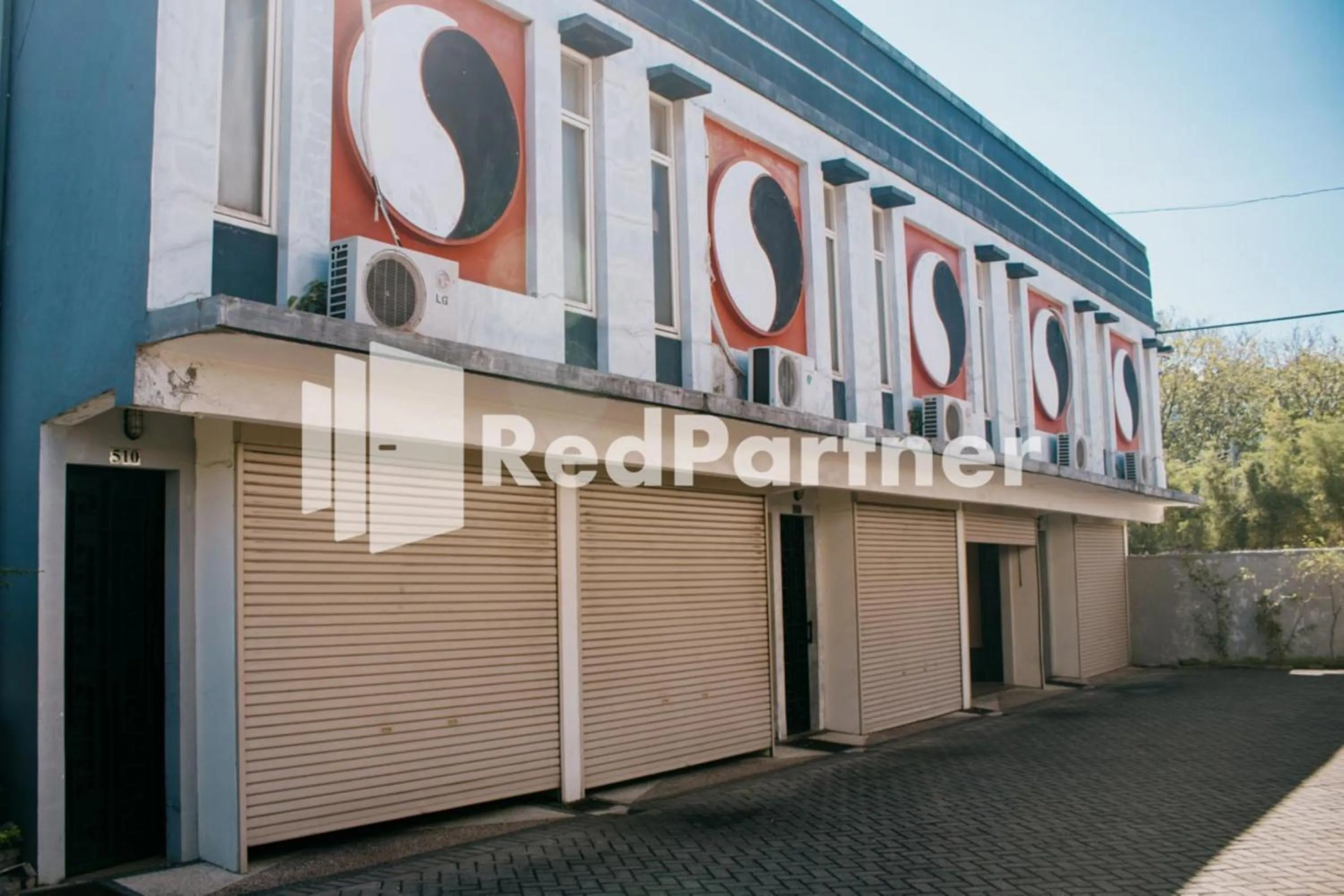 Property building in Pits Hotel Mitra RedDoorz near Atom Mall