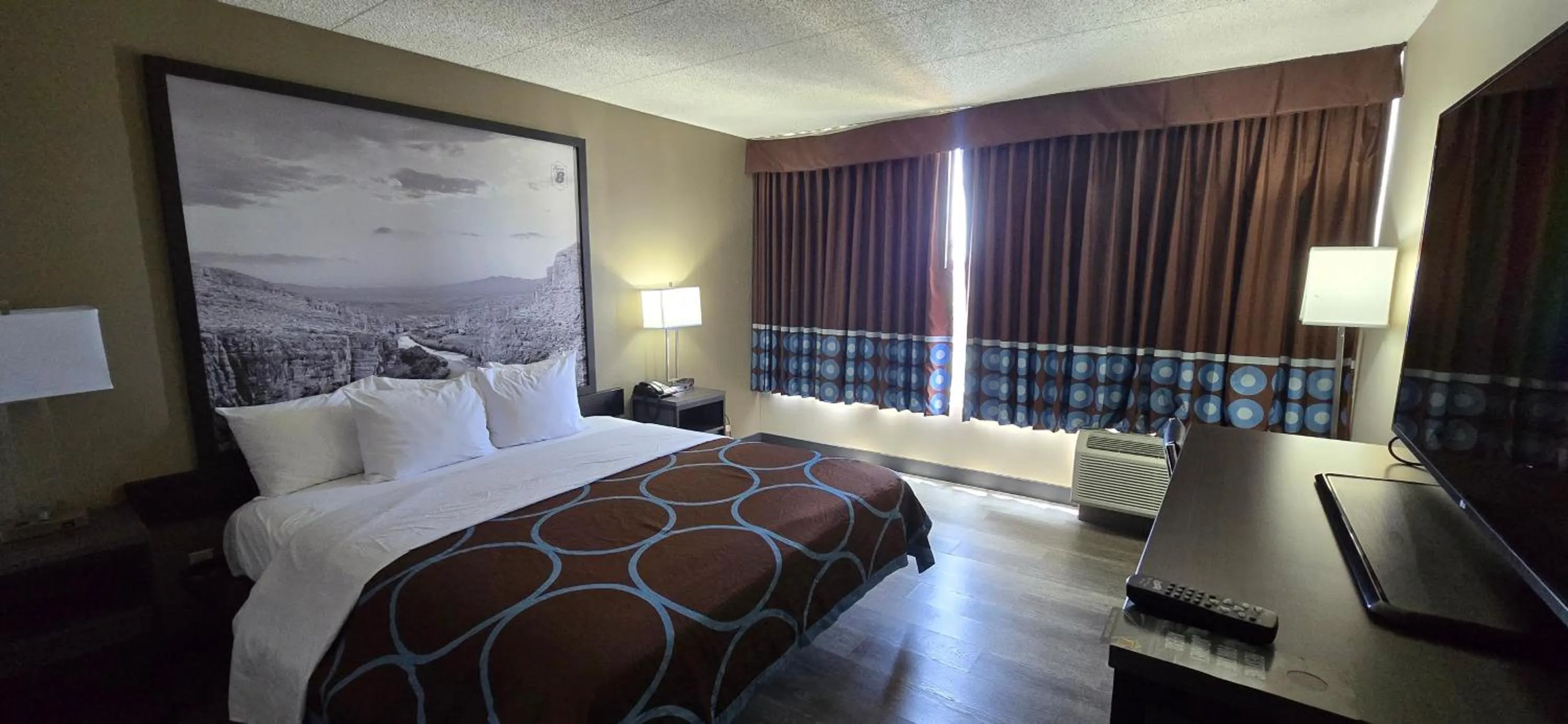 Bedroom, Bed in Super 8 by Wyndham Laredo