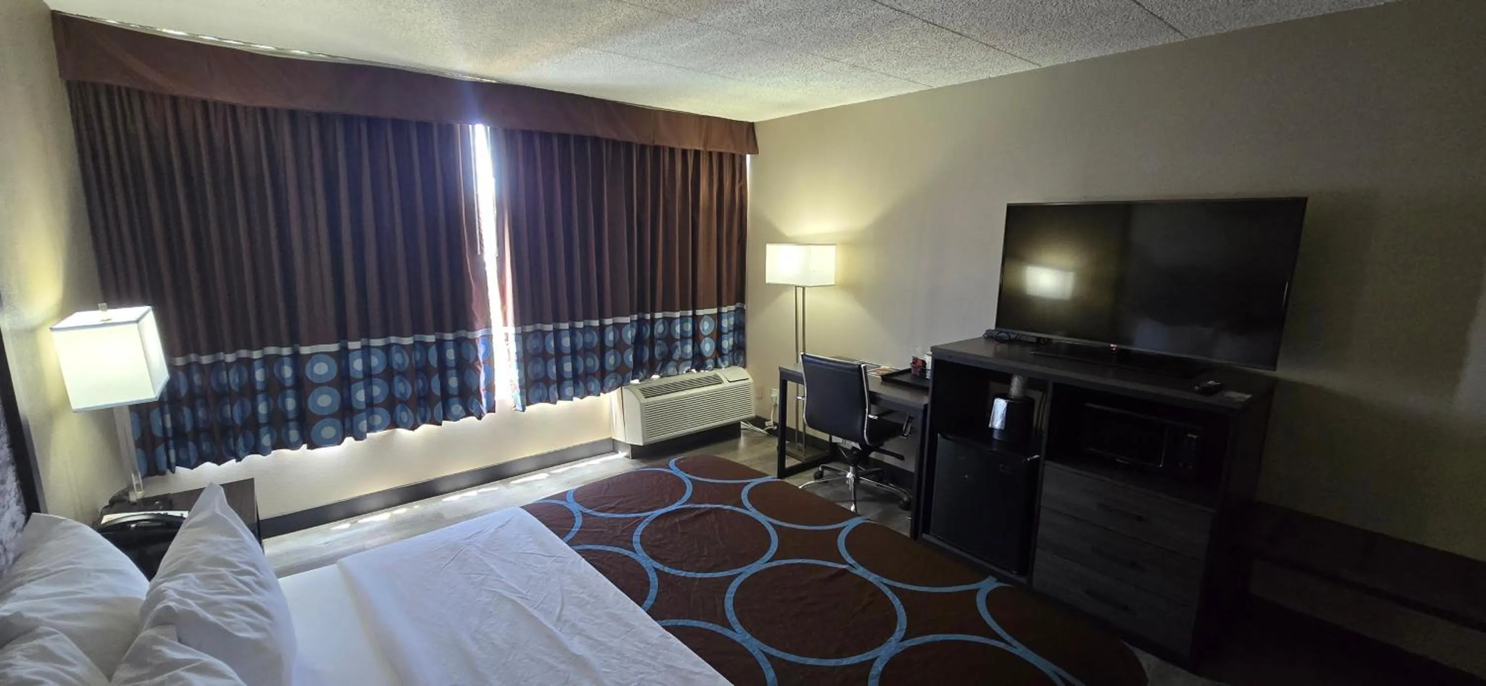 Bedroom, Bed in Super 8 by Wyndham Laredo