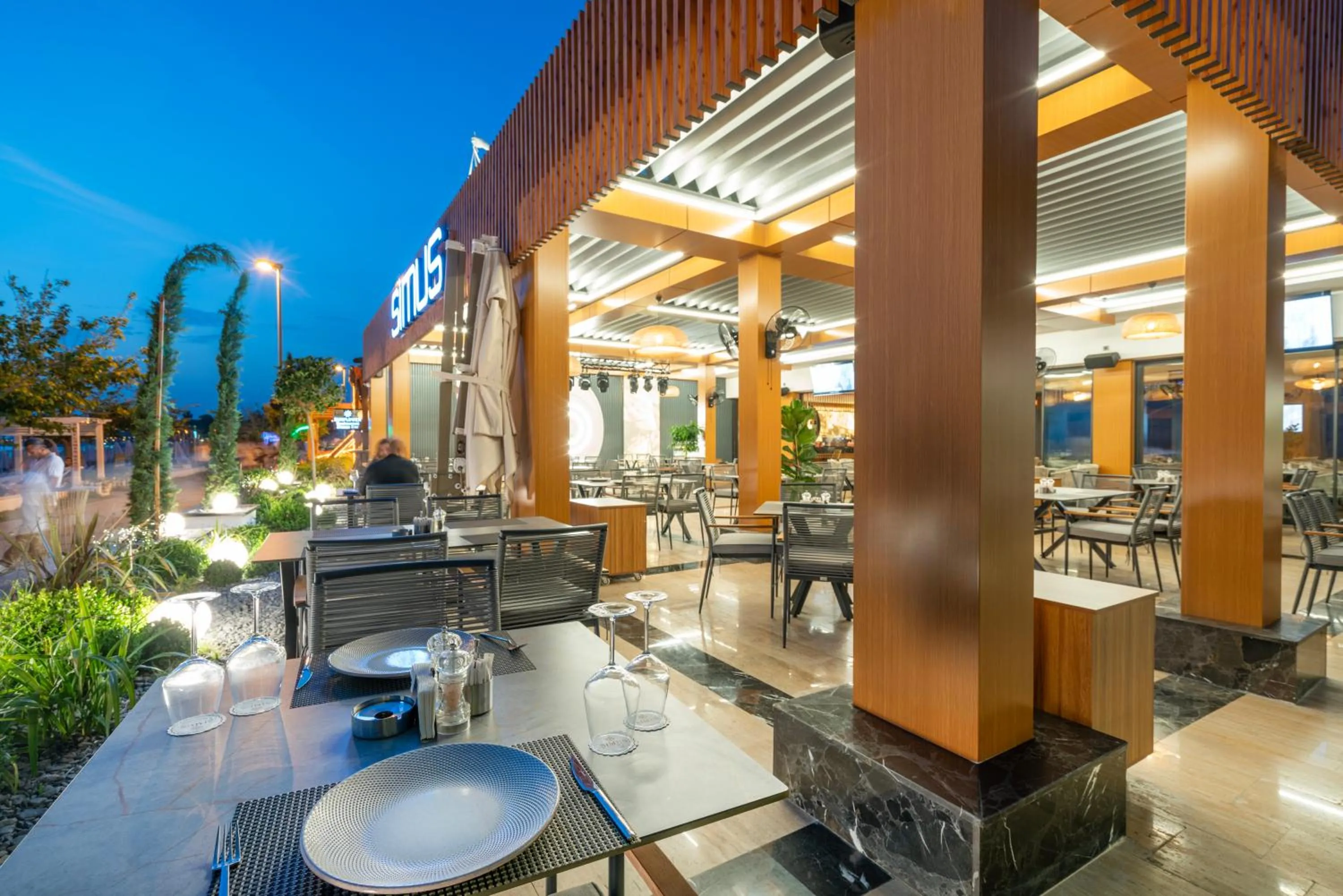 Restaurant/Places to Eat in Golden Star Hotel