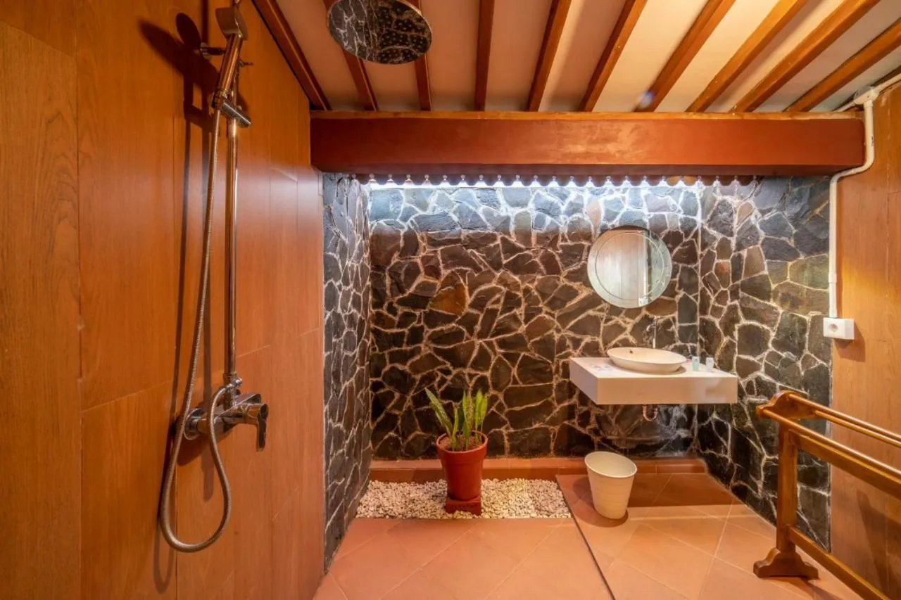 Shower in Hadipriyanto Homestay