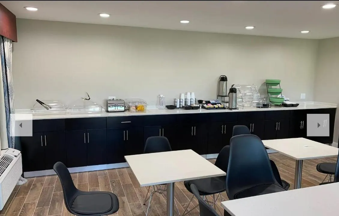 Breakfast in Days Inn by Wyndham Bellville Mansfield