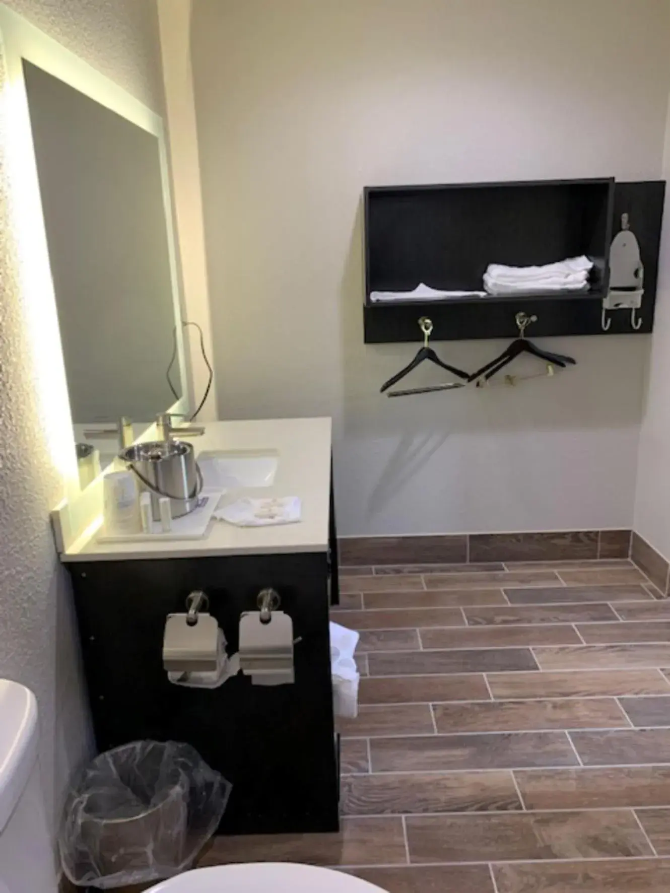 King Room with Roll-in Shower - Mobility Access/Non-Smoking in Days Inn by Wyndham Bellville Mansfield King Room with Roll-in Shower - Mobility Access/Non-Smoking in Days Inn by Wyndham Bellville Mansfield