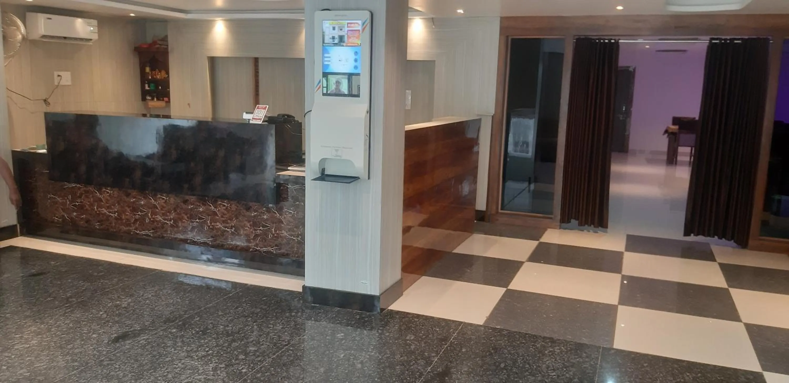 Lobby or reception in Hotel Crown Palace