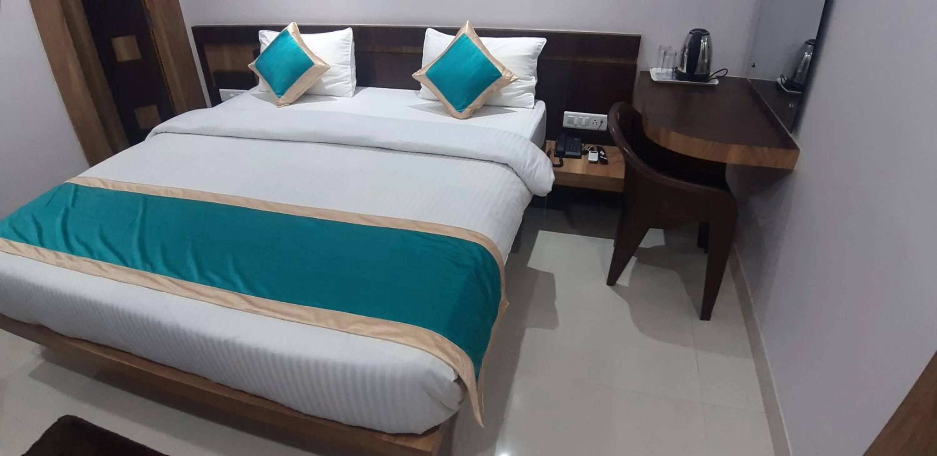 Bedroom, Bed in Hotel Crown Palace