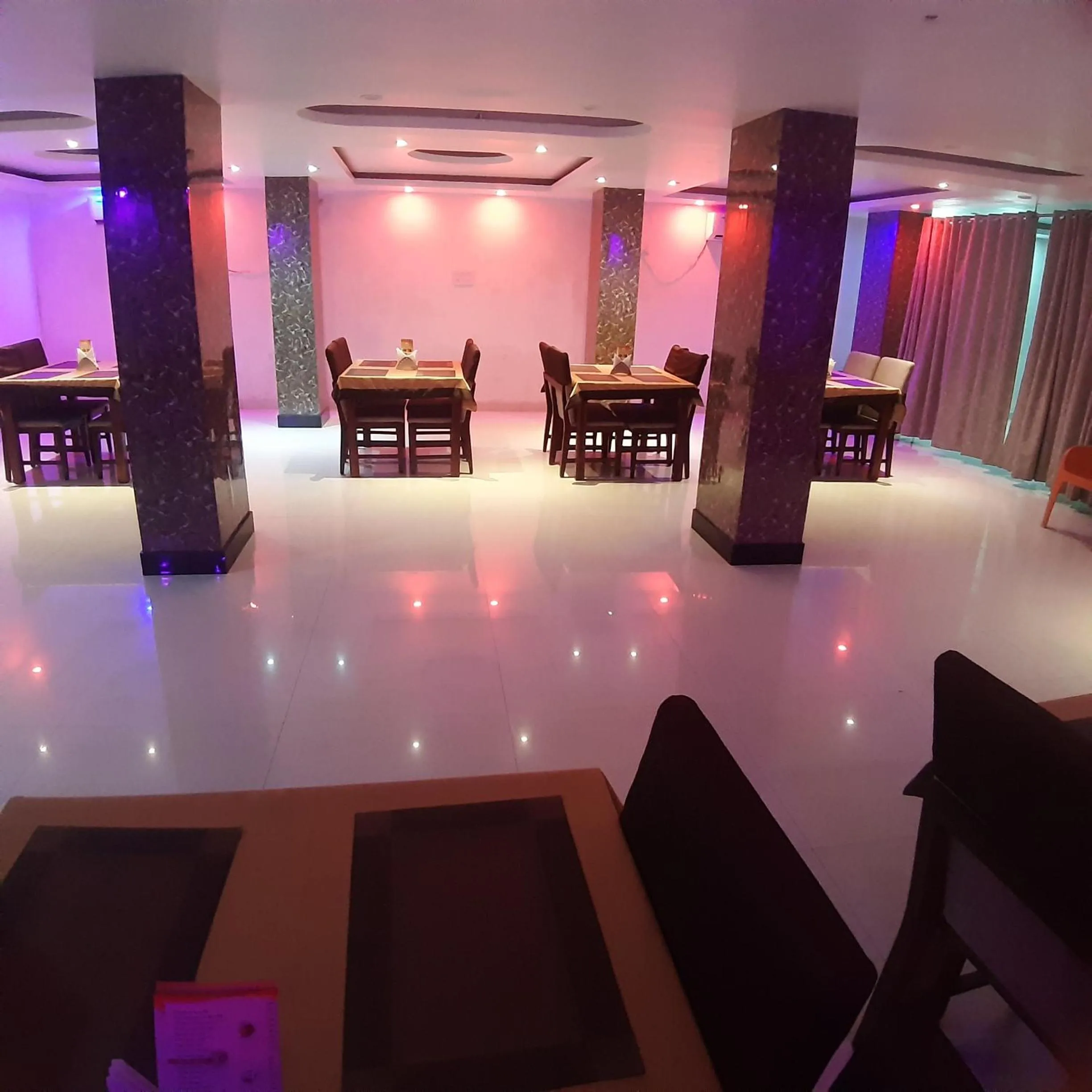 Restaurant/places to eat in Hotel Crown Palace