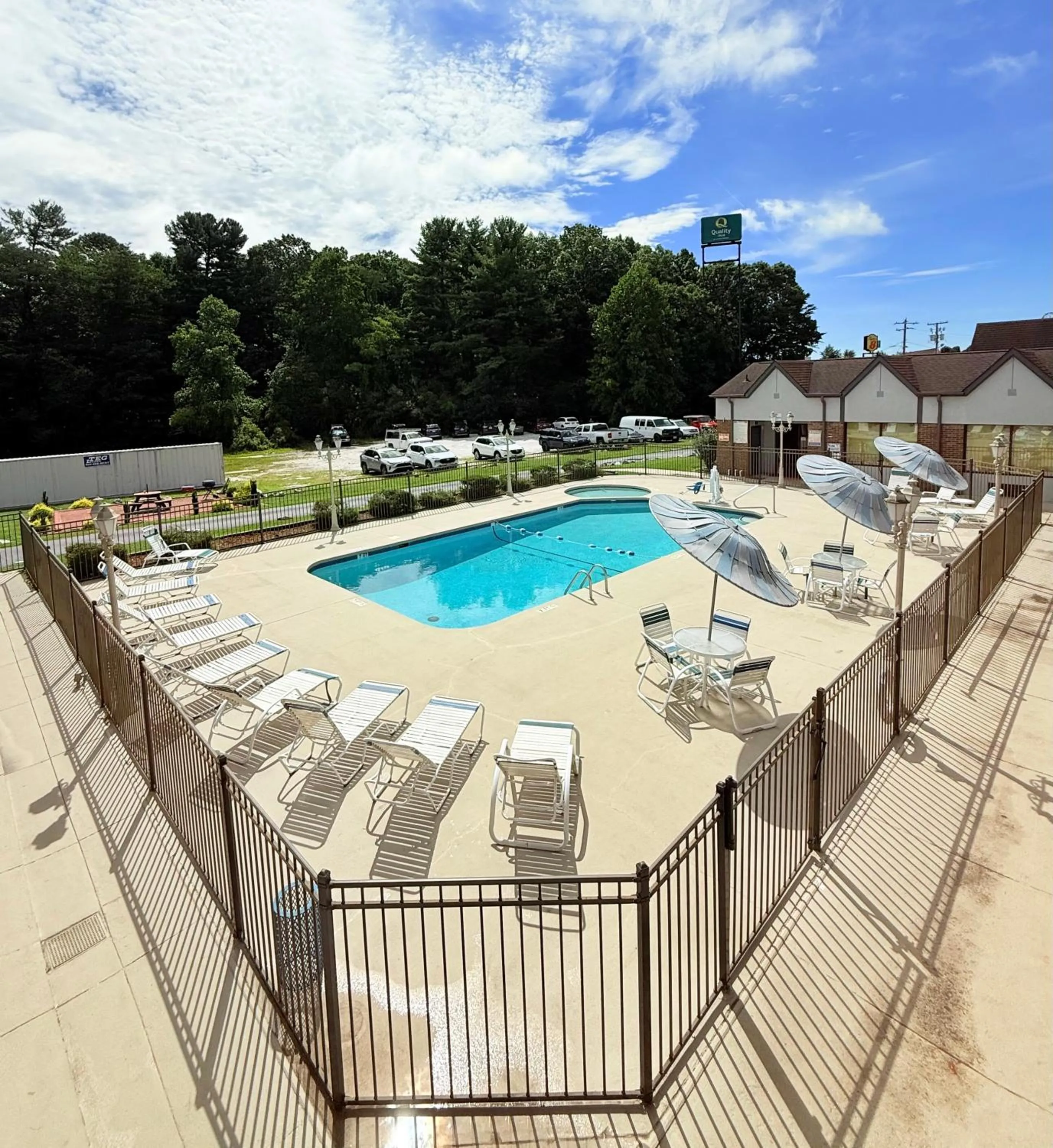 Swimming pool in Quality Inn Asheville Airport