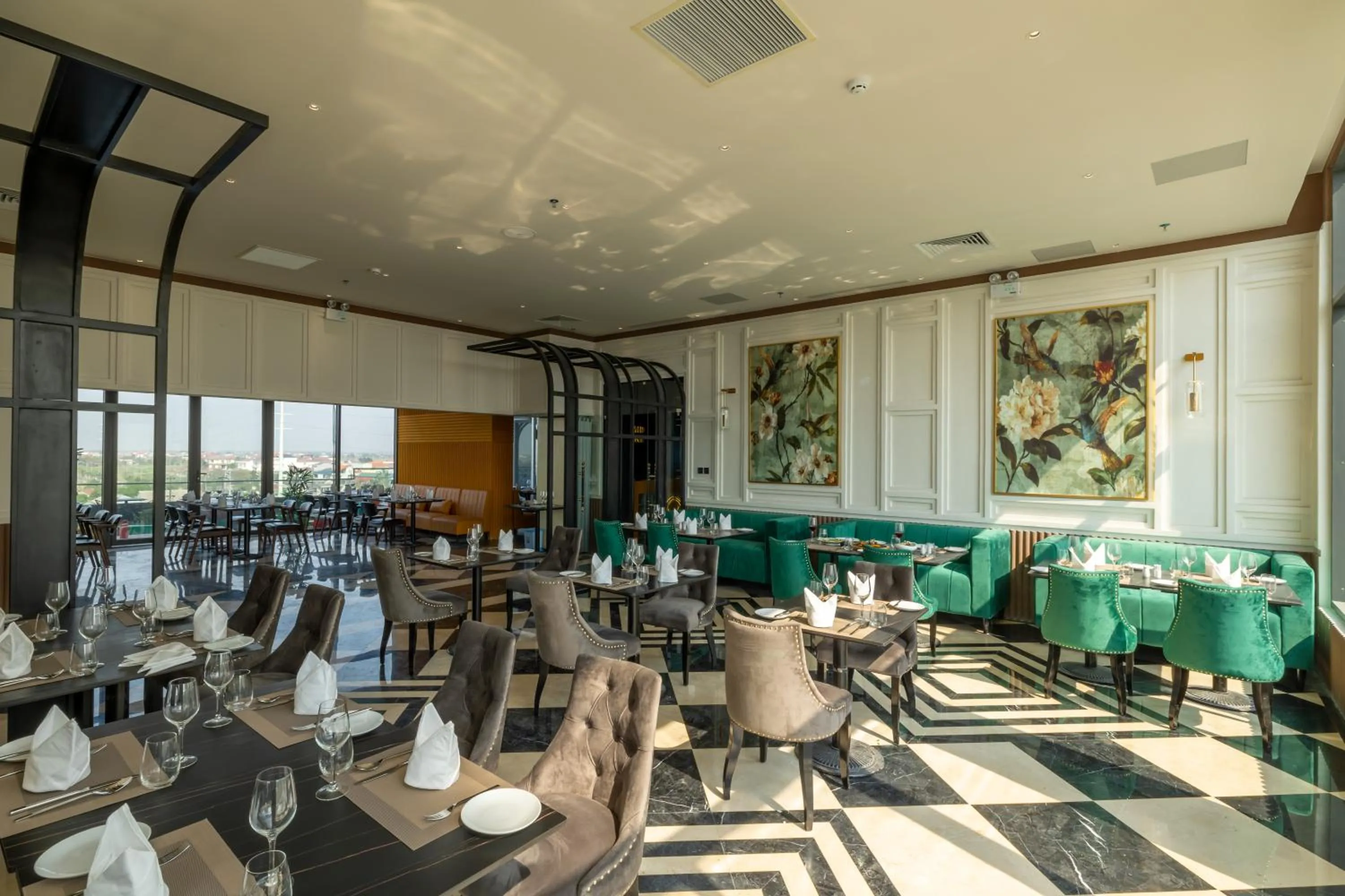 Restaurant/places to eat in La Vela Hue Hotel