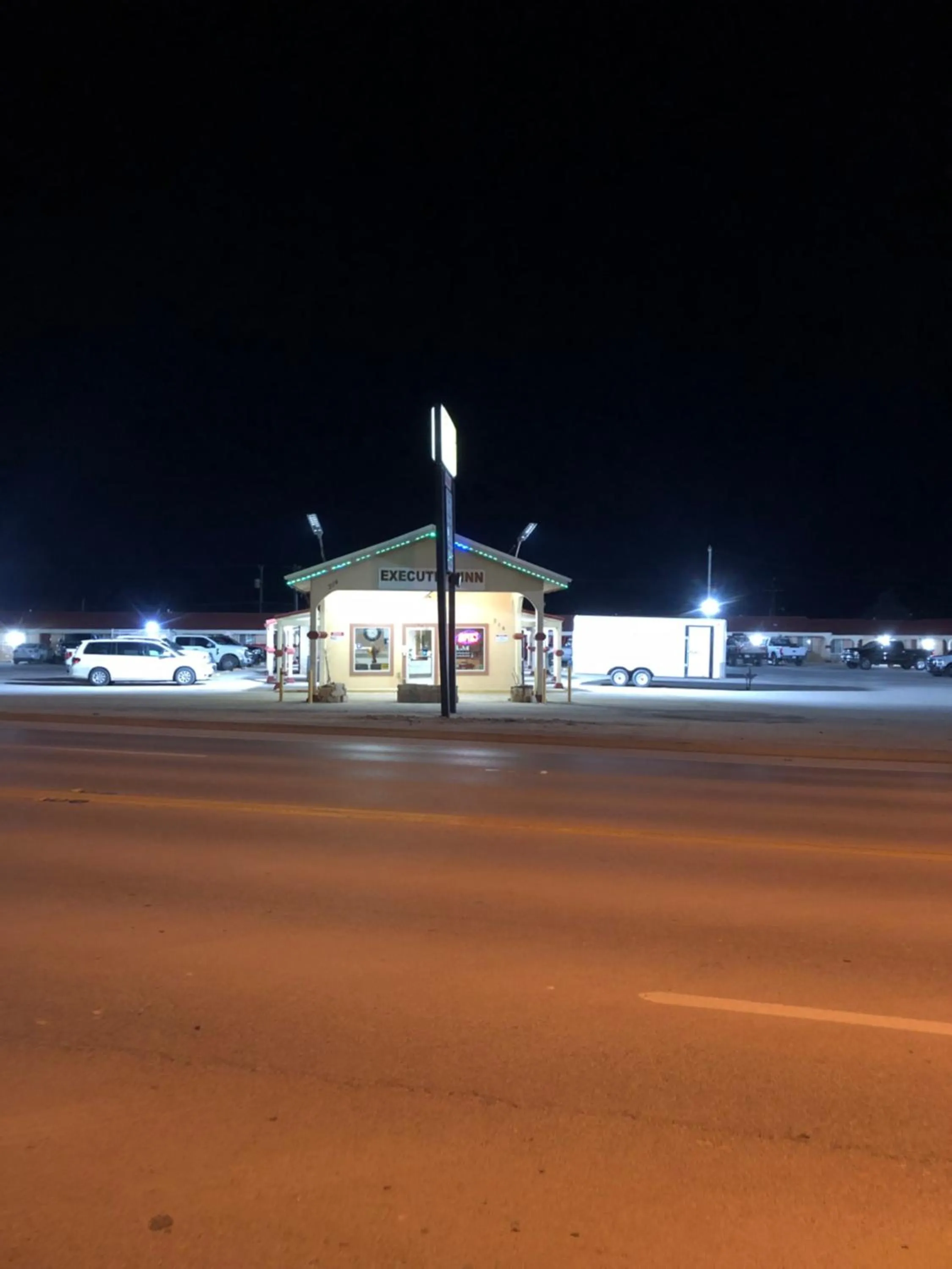 Facade/entrance in Executive Inn Snyder