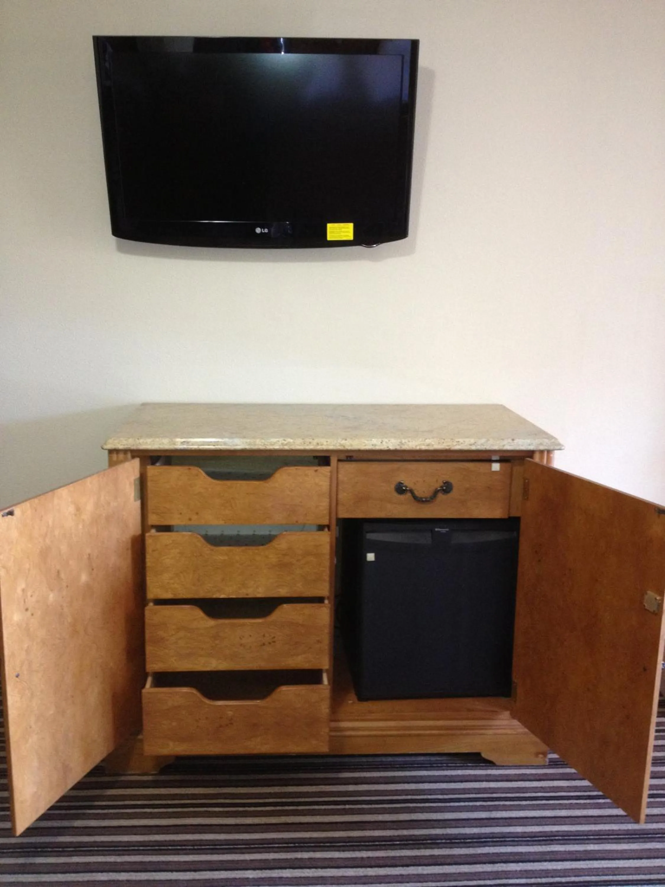 TV and multimedia in Executive Inn Snyder