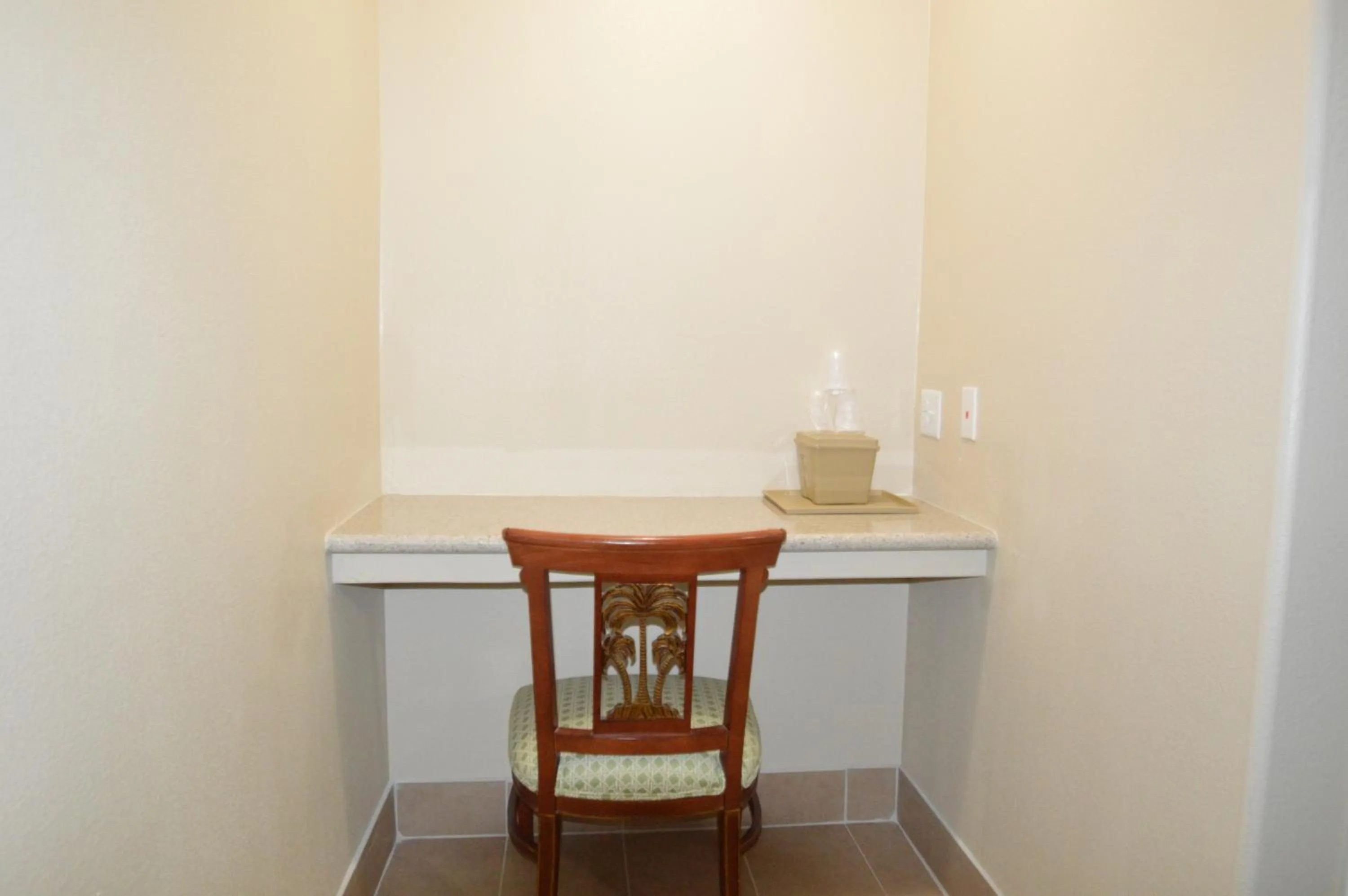 Seating area in Executive Inn Snyder