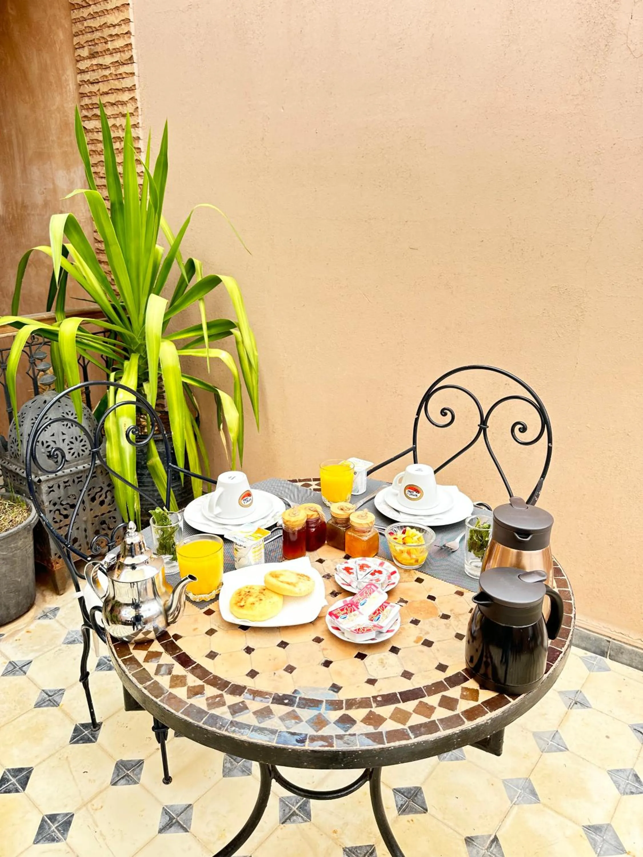 Food and drinks in Riad Les Miroirs