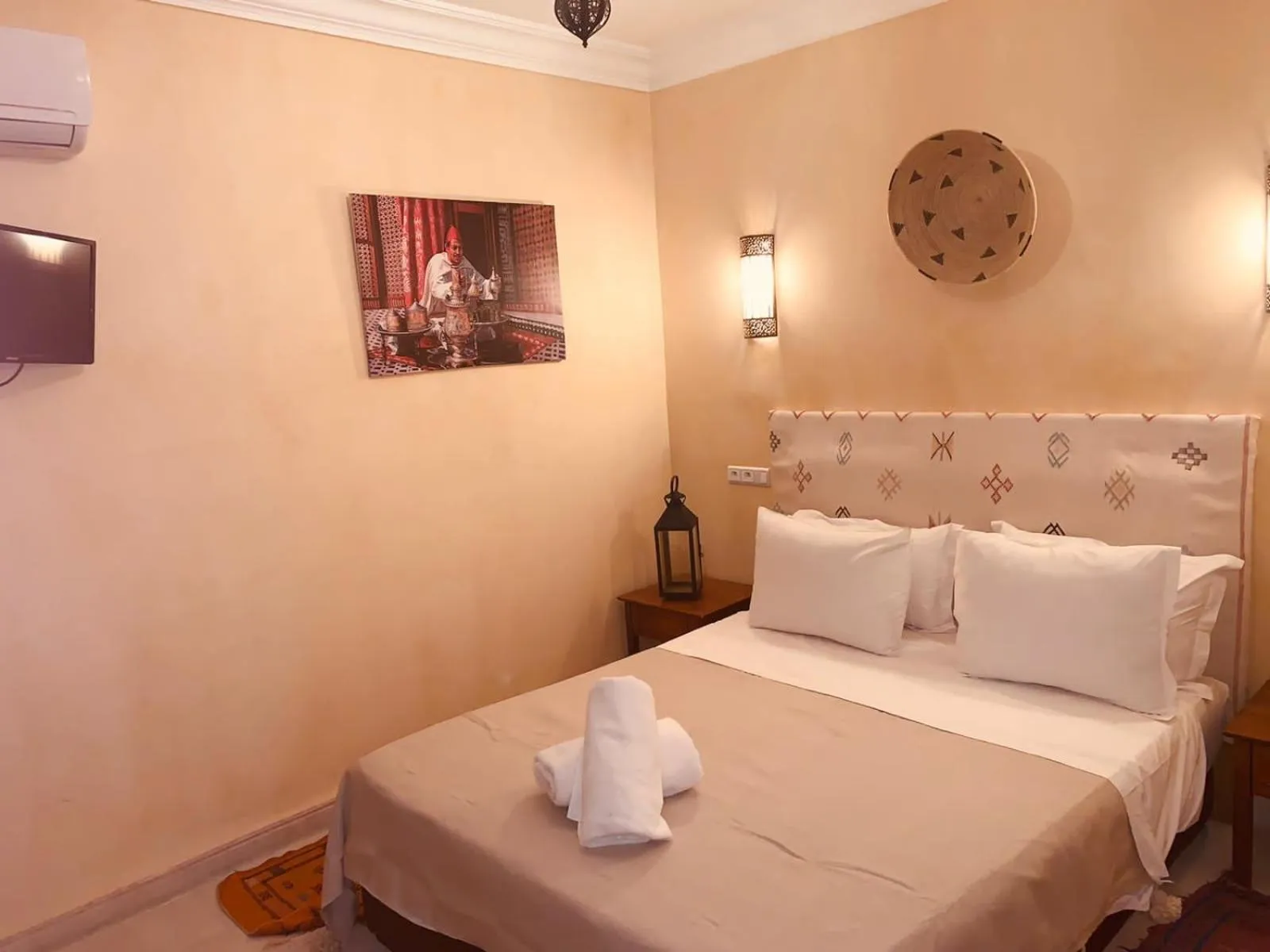 Bed in Riad Les Miroirs