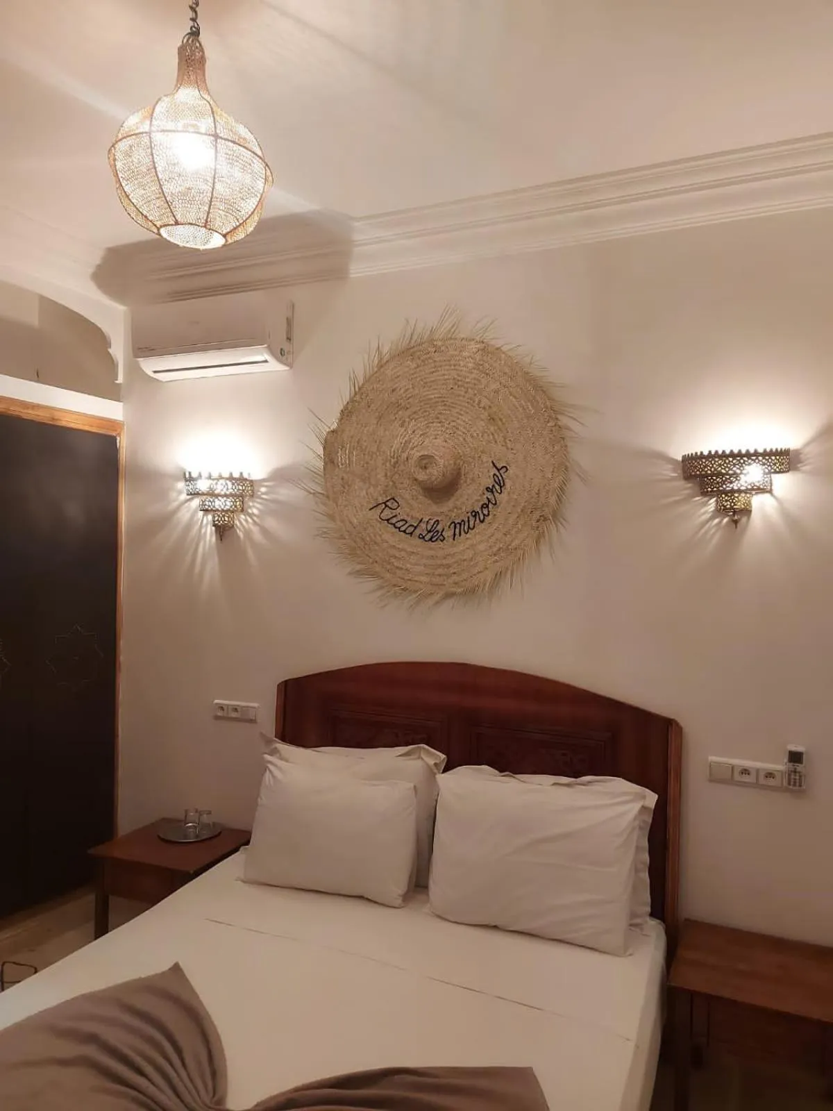 Property building, Bed in Riad Les Miroirs