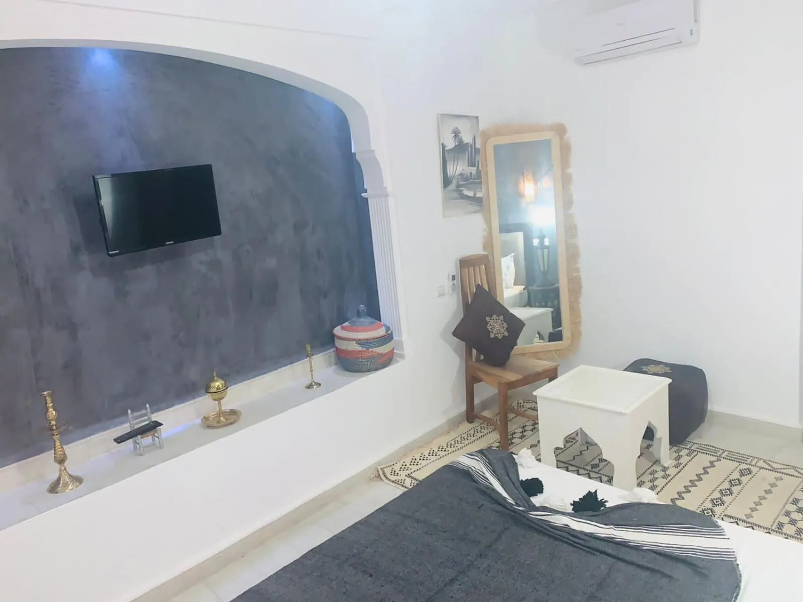 Bed in Riad Les Miroirs