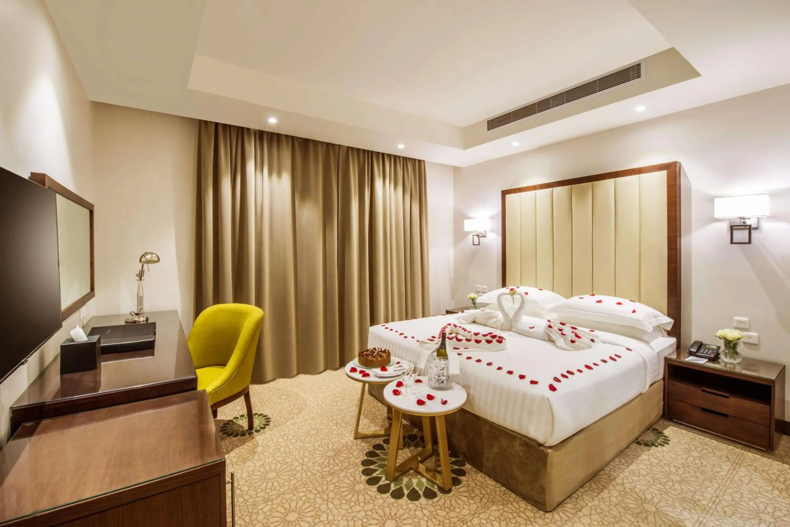 Photo of the whole room, Bed in Best Western Plus Al Qurayyat City Center