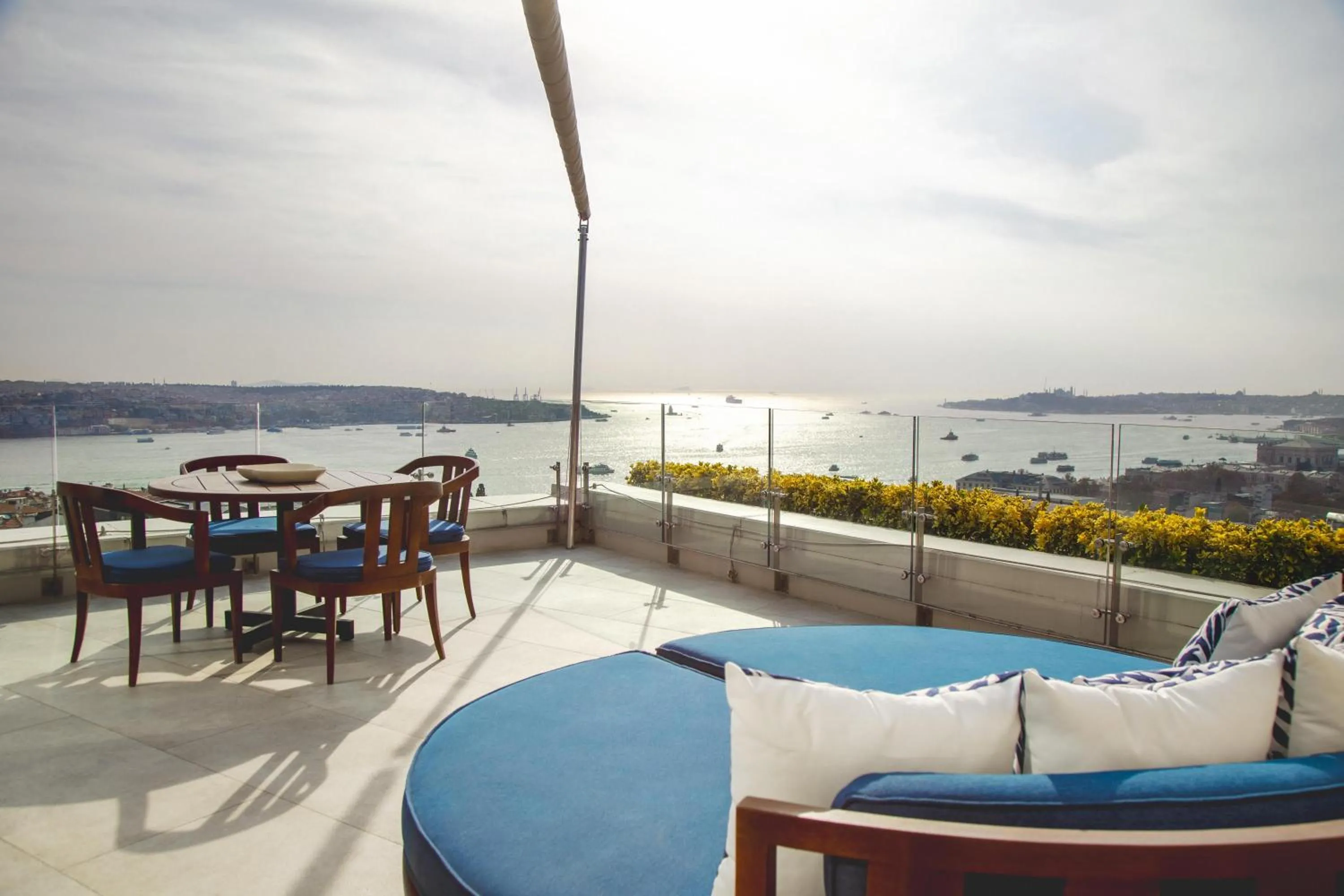 Restaurant/places to eat in Conrad Istanbul Bosphorus