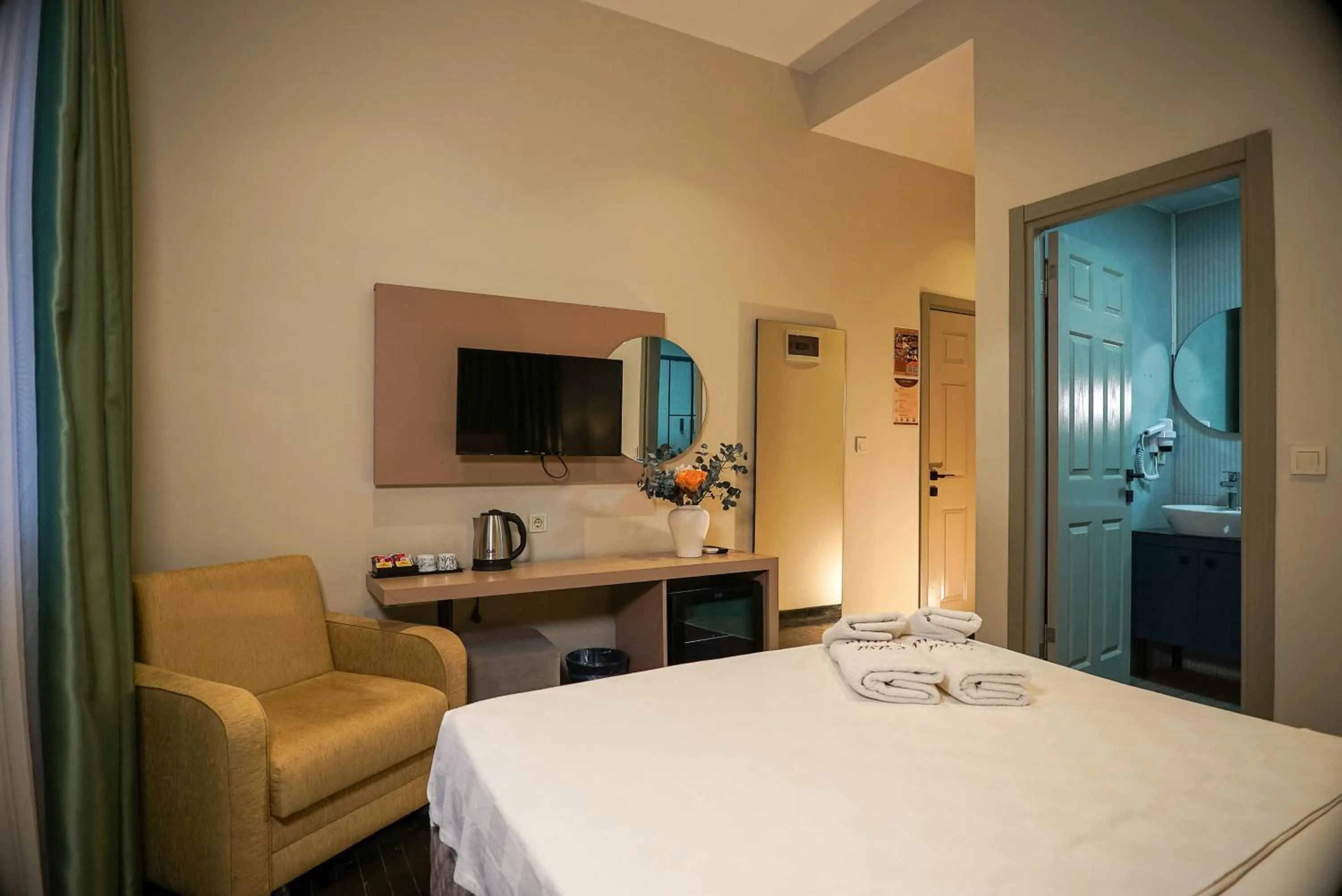 Communal lounge/ TV room, Bed in Casa Maria Hotel