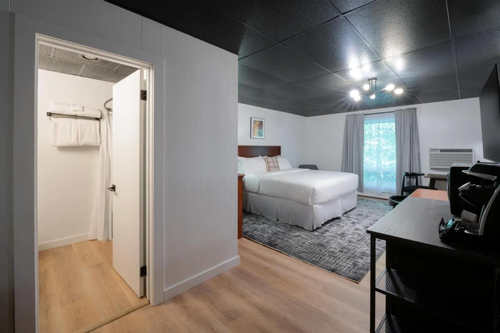 Photo of the whole room, Bed in Shaheen's Adirondack Inn