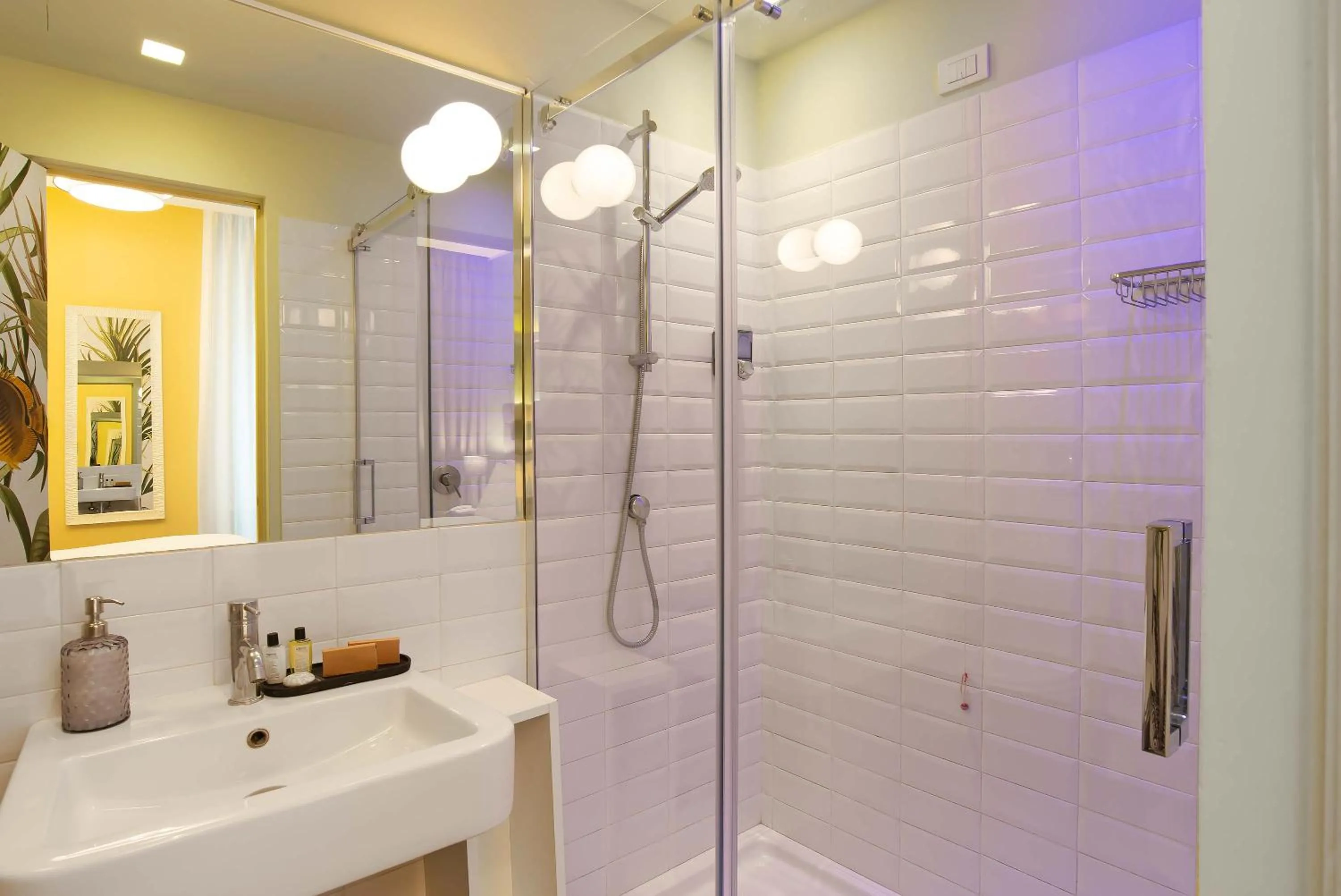 Shower in Hotel Elite