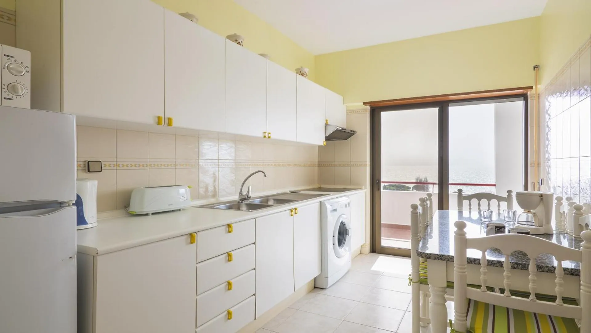 Kitchen or kitchenette in Apartamentos Vista Mar
