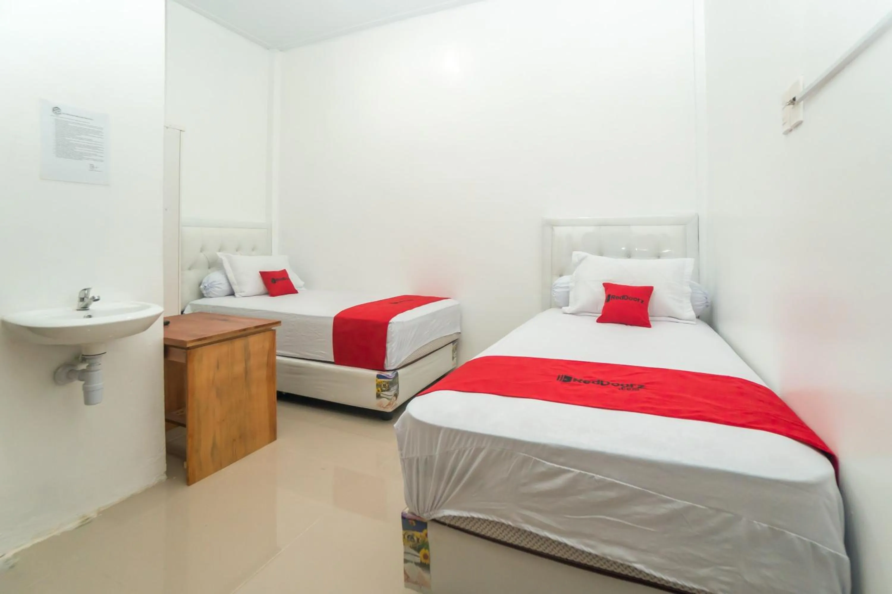 Bedroom, Bed in RedDoorz Syariah near Pelabuhan Ulee Lheue Banda Aceh