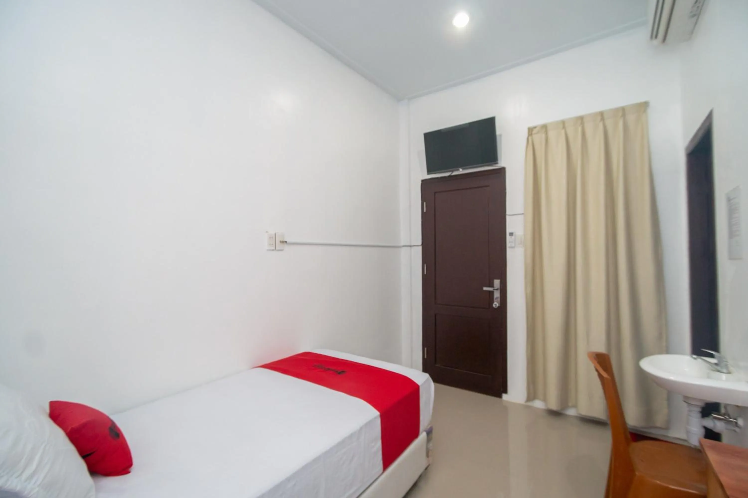 Bedroom, Bed in RedDoorz Syariah near Pelabuhan Ulee Lheue Banda Aceh