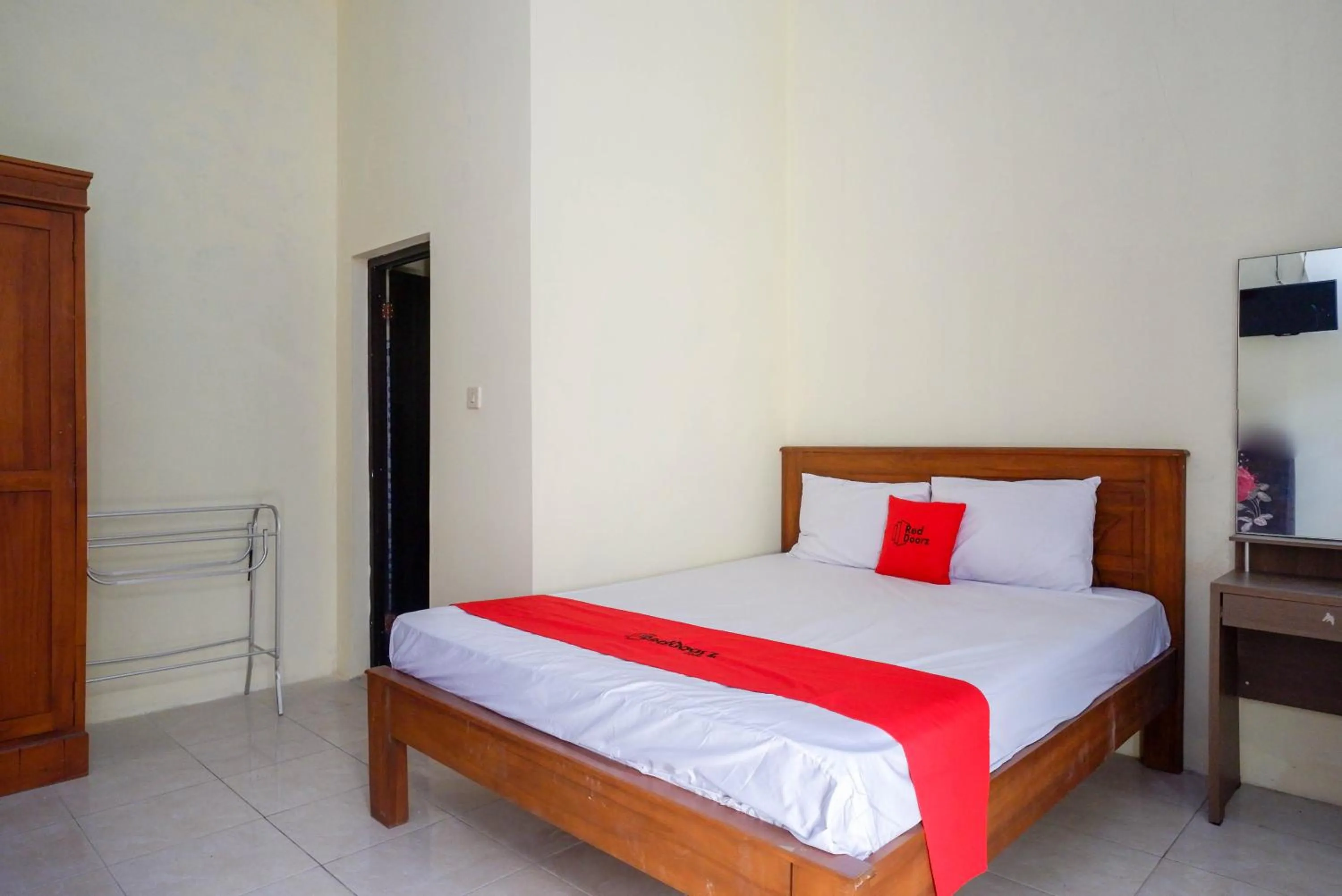 Bedroom, Bed in RedDoorz @ Umbul Ponggok Waterpark Klaten
