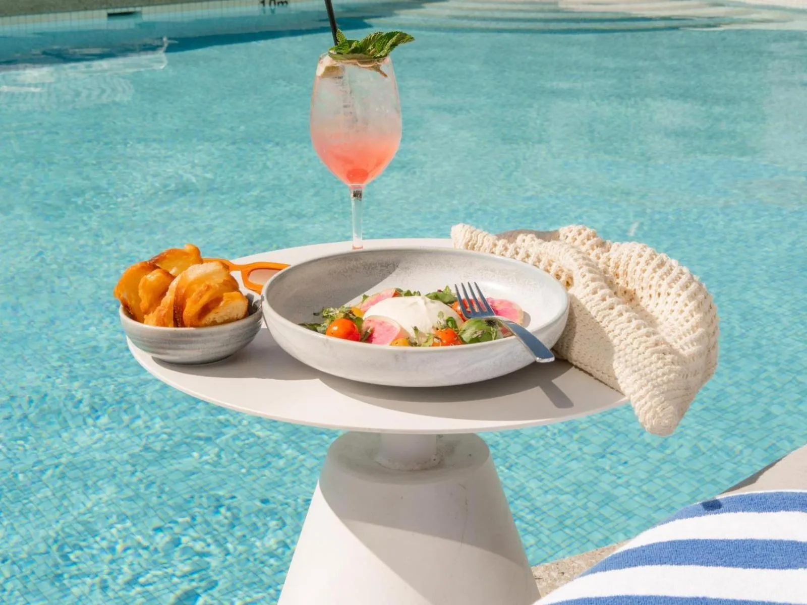 Food and drinks in Hotel Alba Adelaide