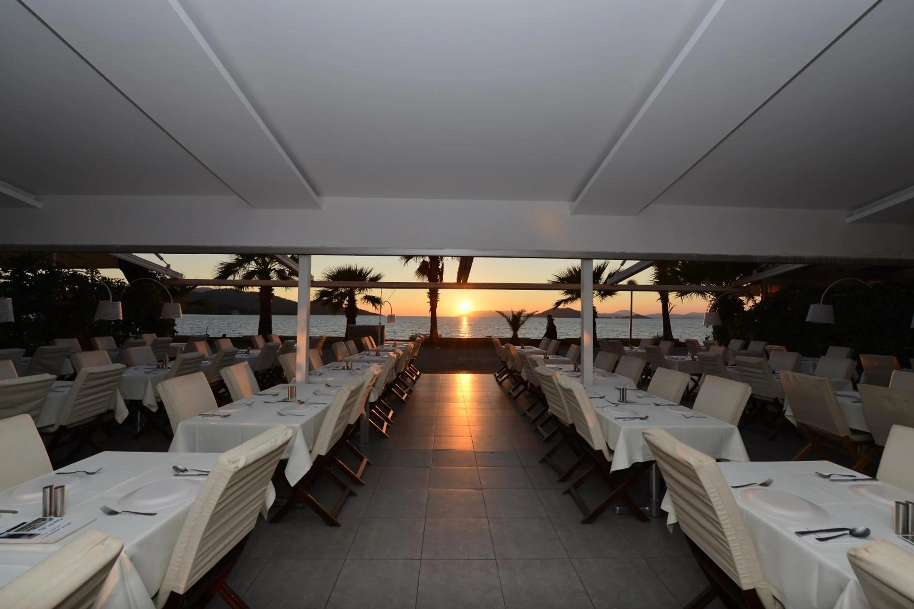 Restaurant/places to eat in Hotel Delta