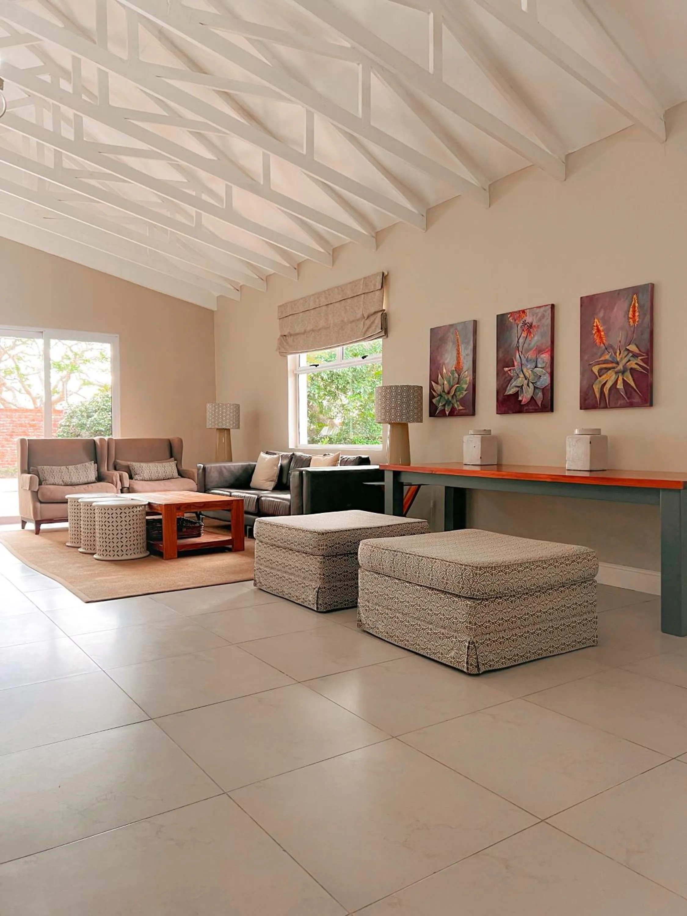 Communal lounge/ TV room in Bunkers Inn Guesthouse