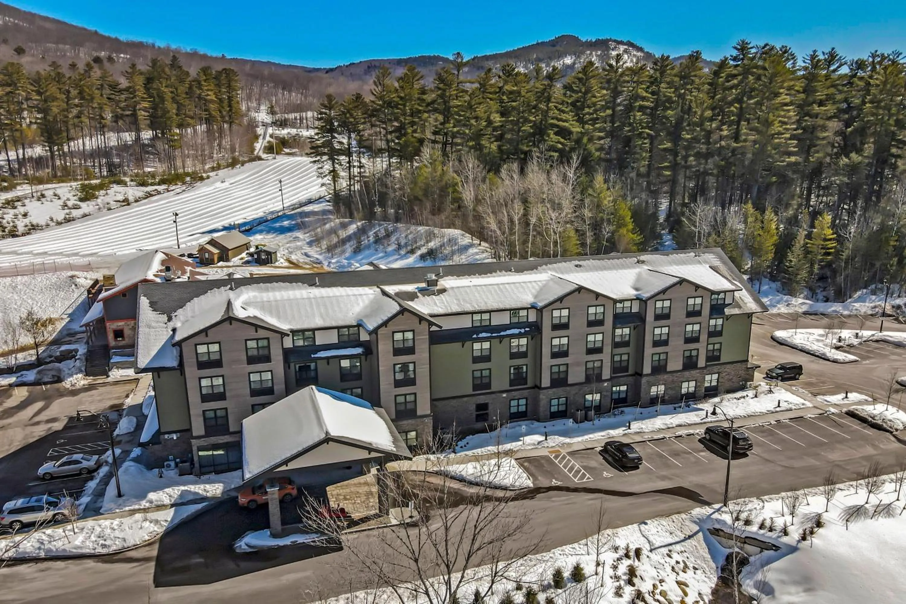 Property building in Fairfield by Marriott Inn & Suites North Conway