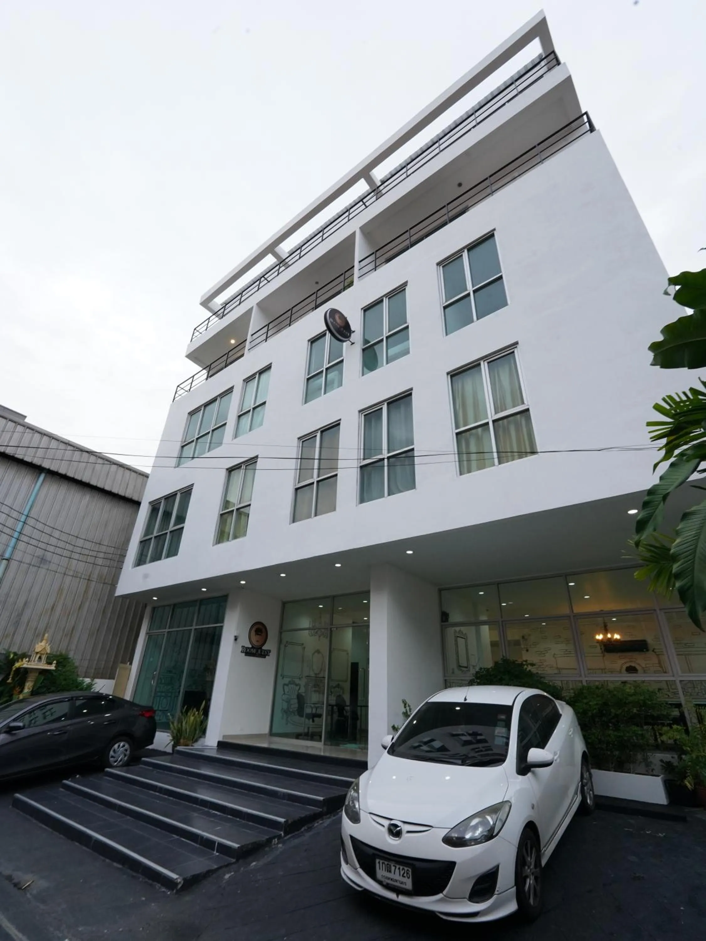 Facade/entrance in RQ Bangkok Sukhumvit 50 by Collection O