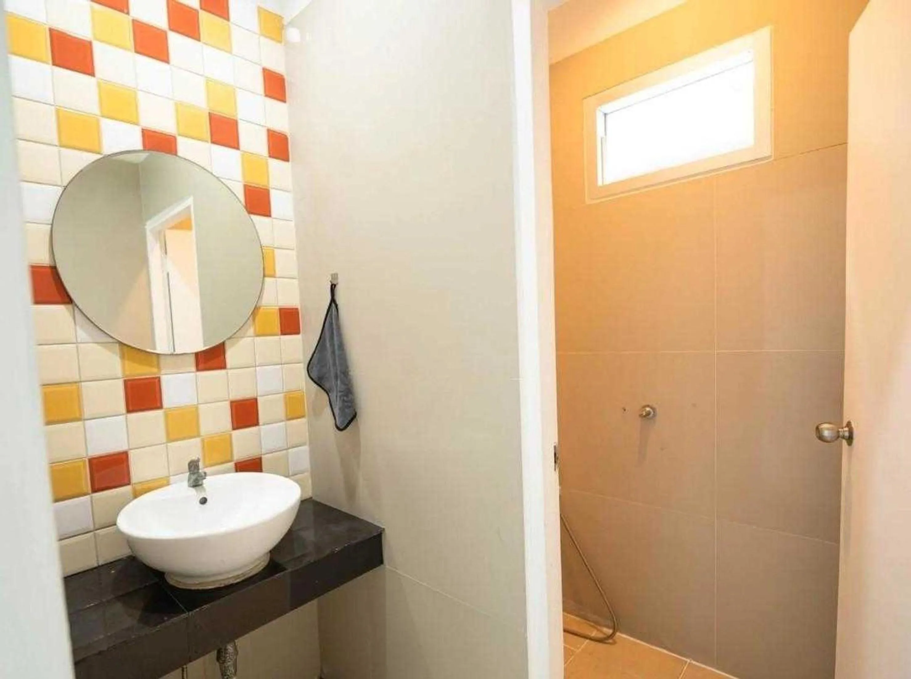 Bathroom in RQ Bangkok Sukhumvit 50 by Collection O