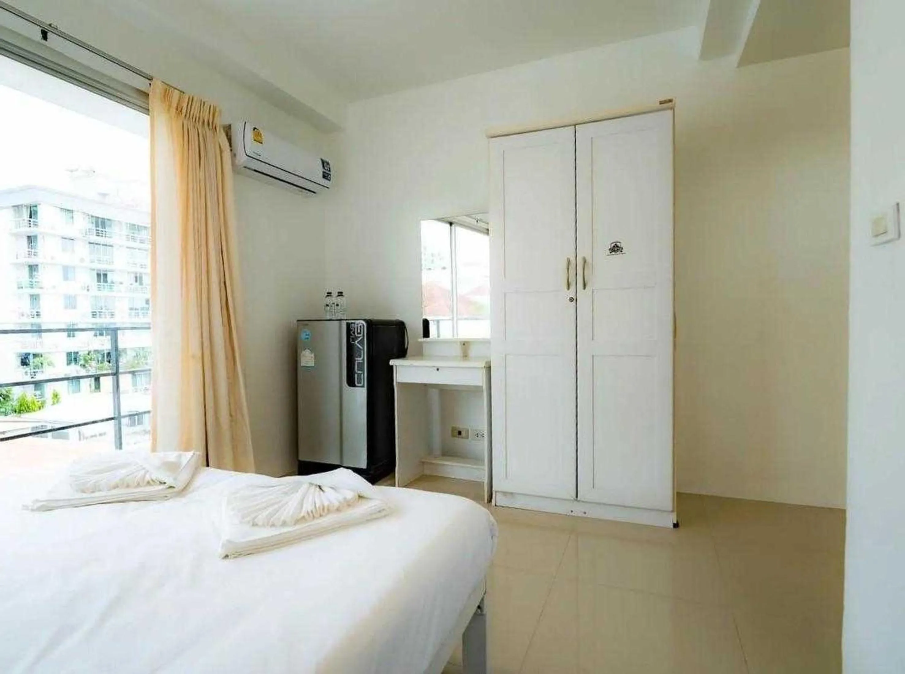 Bed in RQ Bangkok Sukhumvit 50 by Collection O