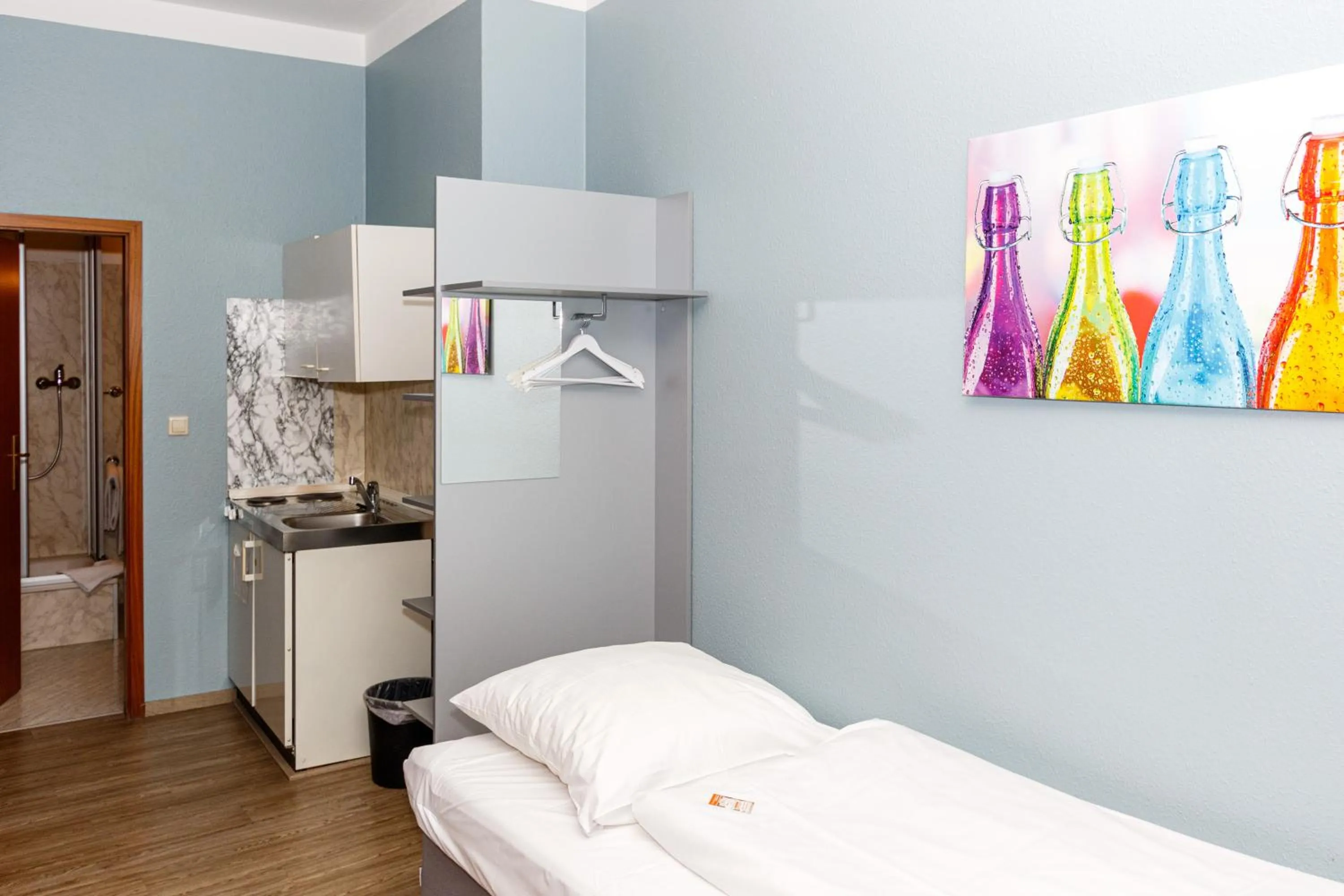 Kitchen or kitchenette, Bed in Apart Hotel Sarstedter Hof