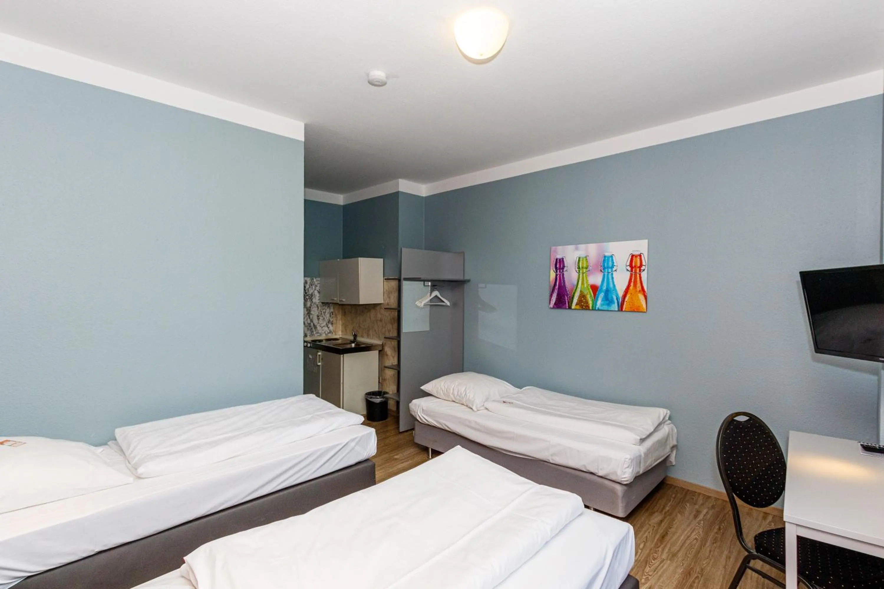 Photo of the whole room, Bed in Apart Hotel Sarstedter Hof