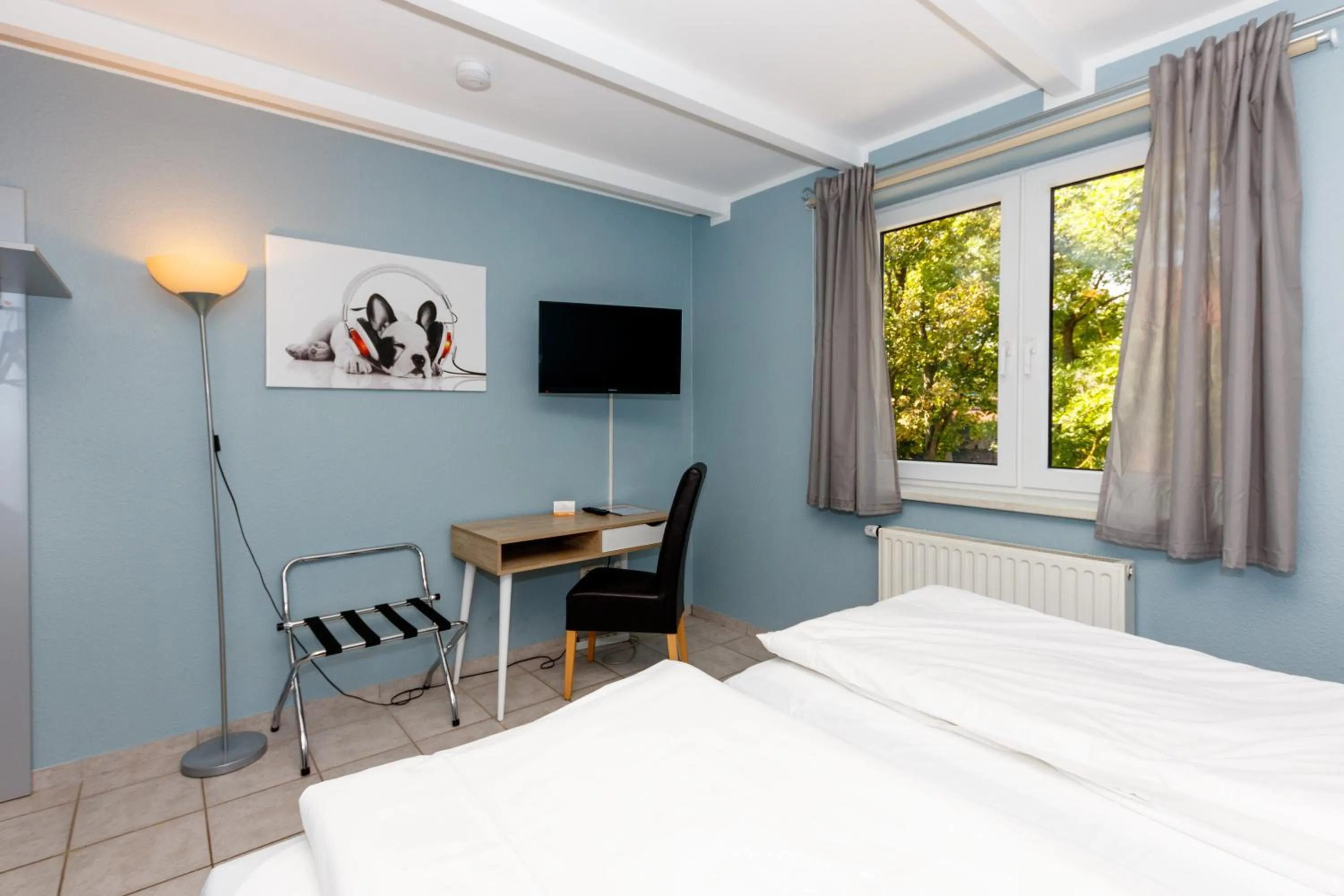 Photo of the whole room, Bed in Apart Hotel Sarstedter Hof