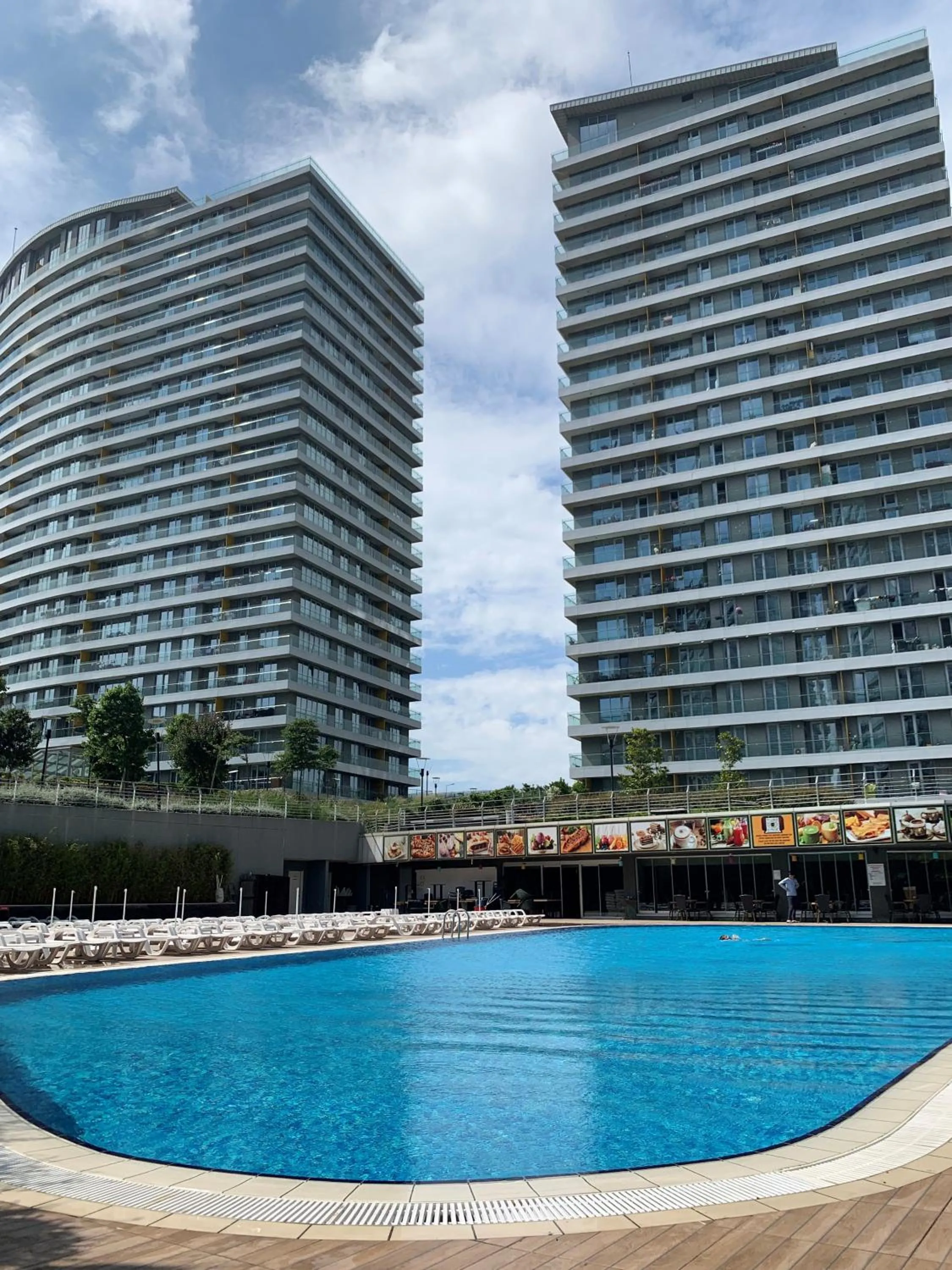 Swimming pool in The Superior Living Batışehir