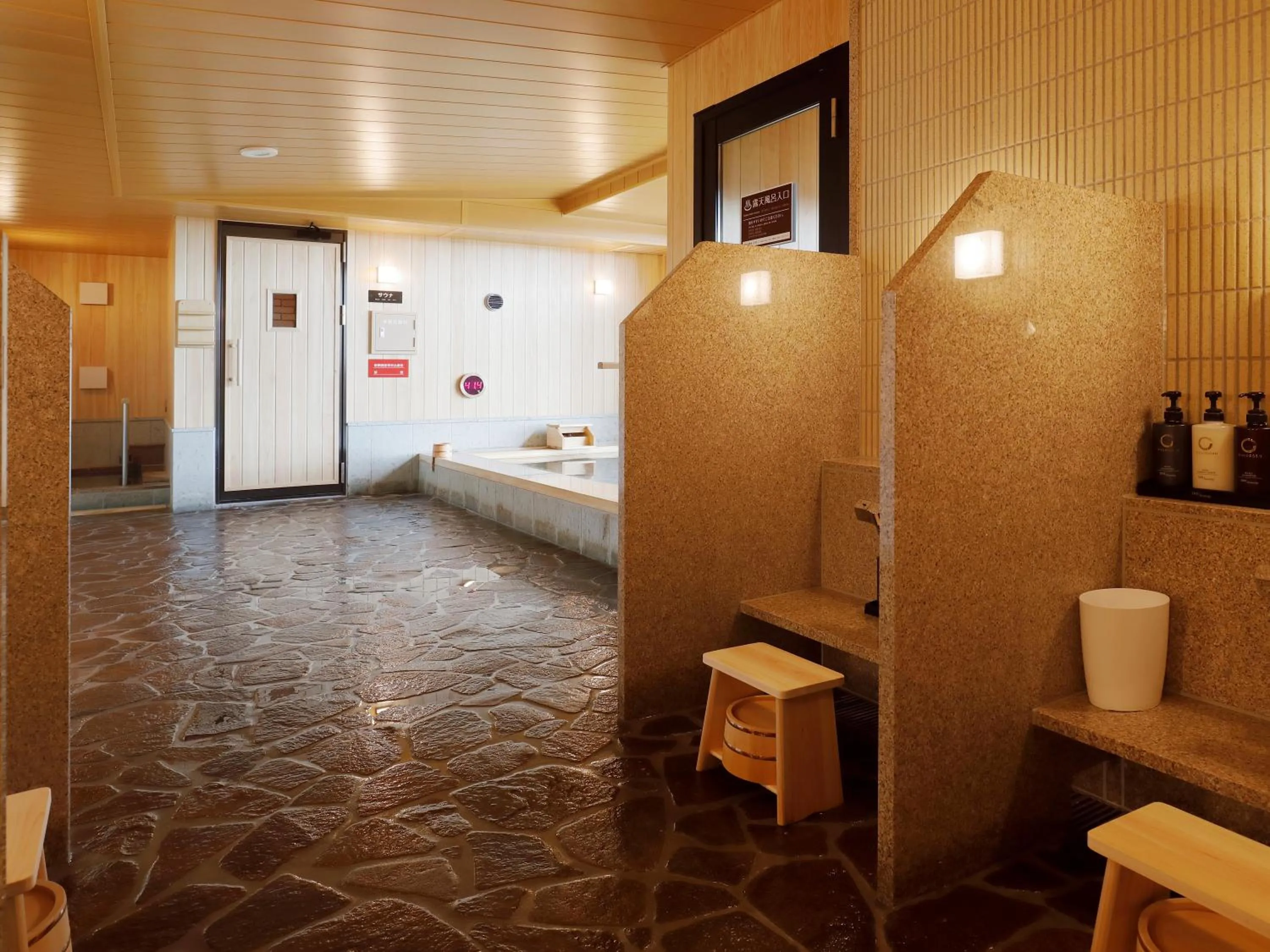 Hot Spring Bath, Bed in Hotel Shikinoyakata Hakone Ashinoko