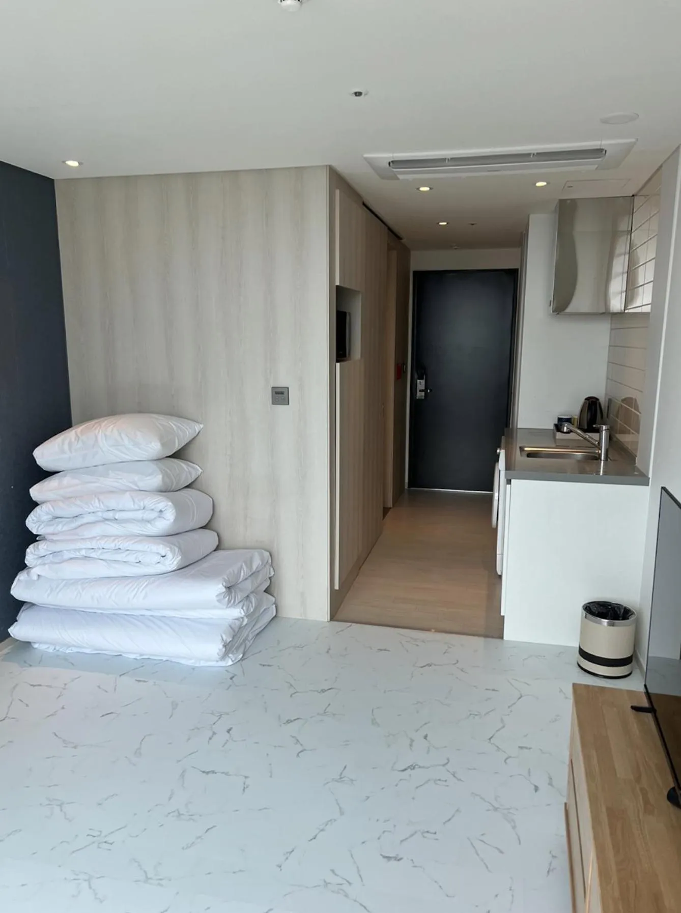 Photo of the whole room, Bed in Jeju Pureun Hotel