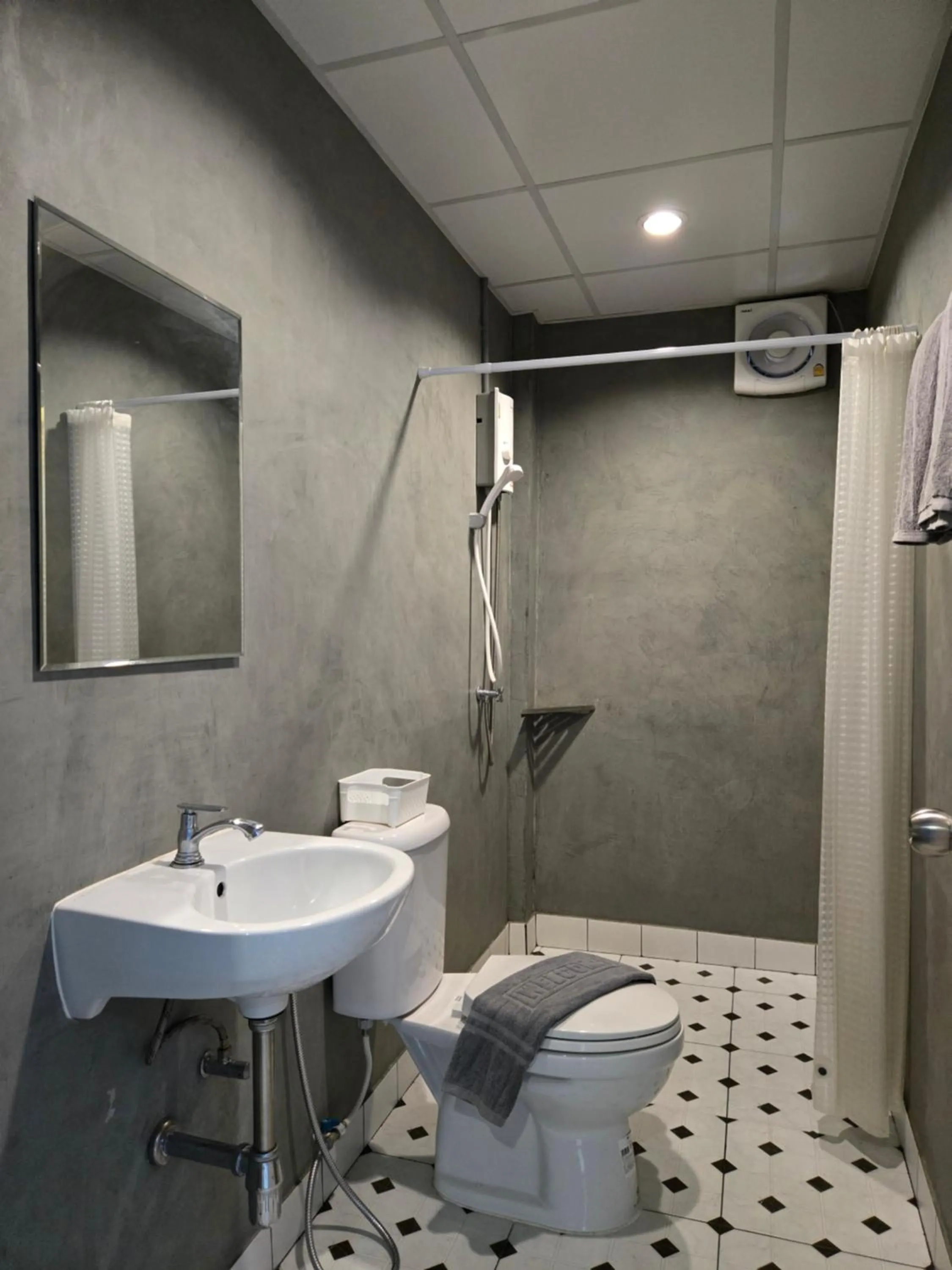 Shower in HOUSEMODE - BAANYAI @ Wongwian Yai