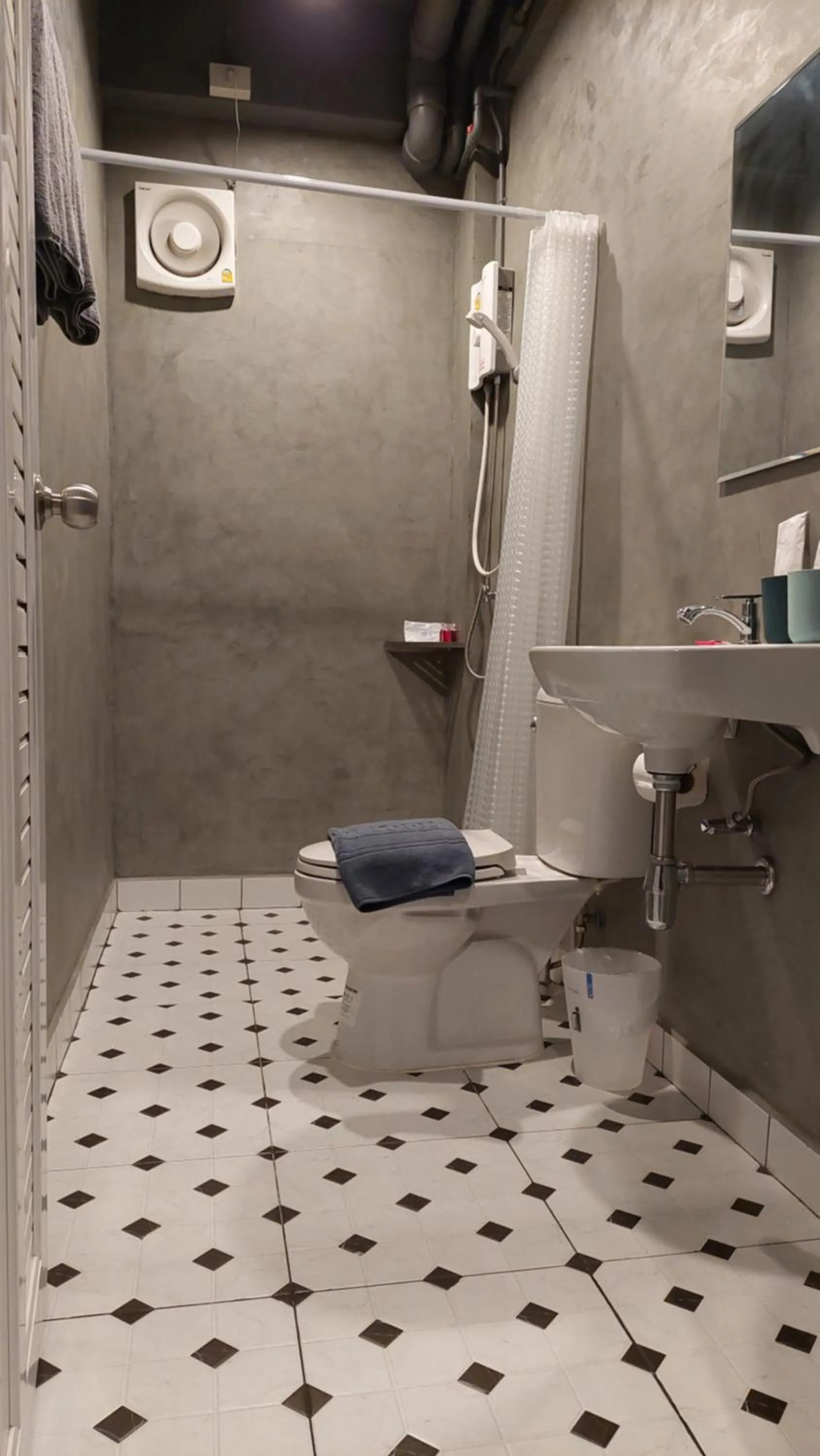 Shower in HOUSEMODE - BAANYAI @ Wongwian Yai