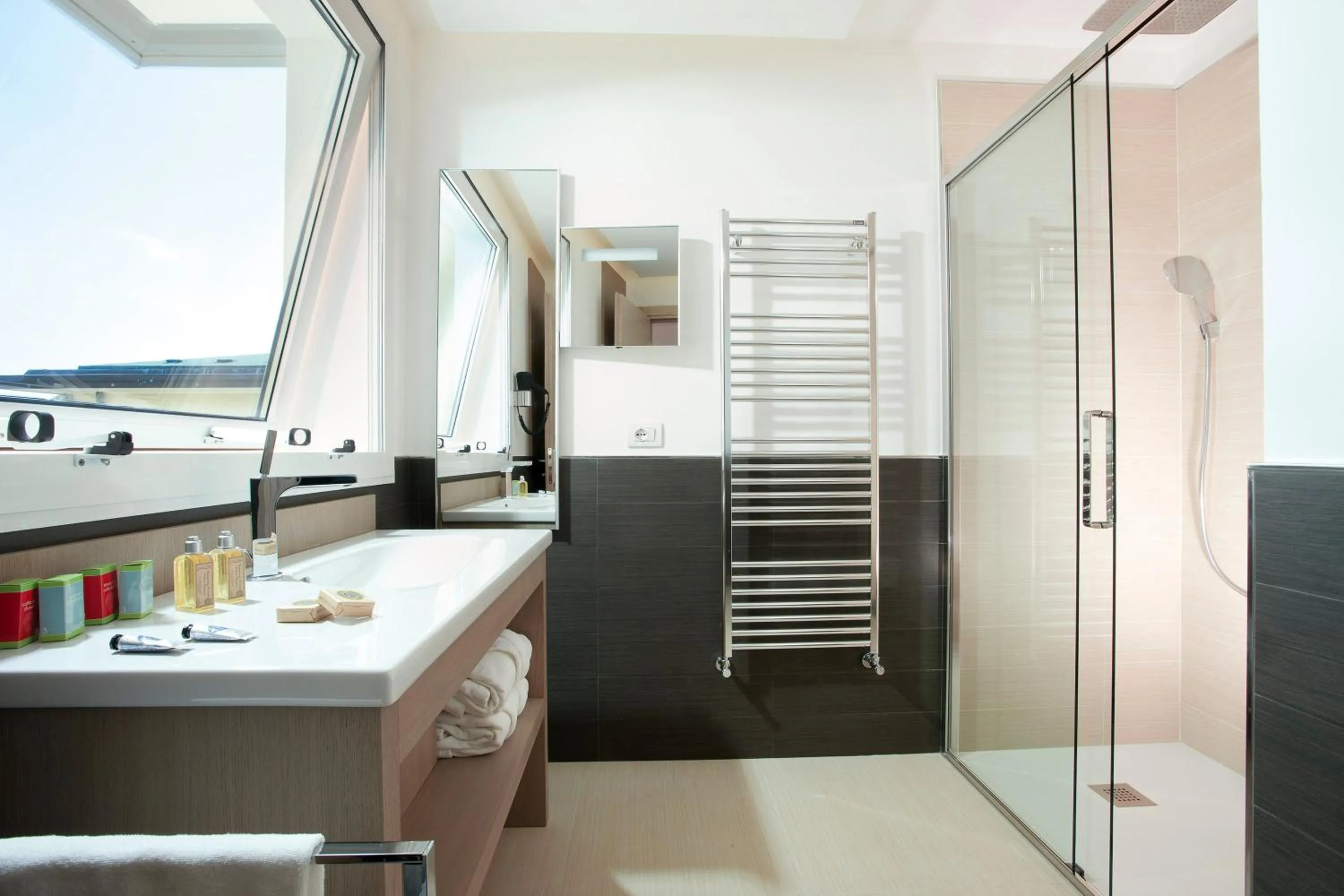 Photo of the whole room in Hotel Aurora