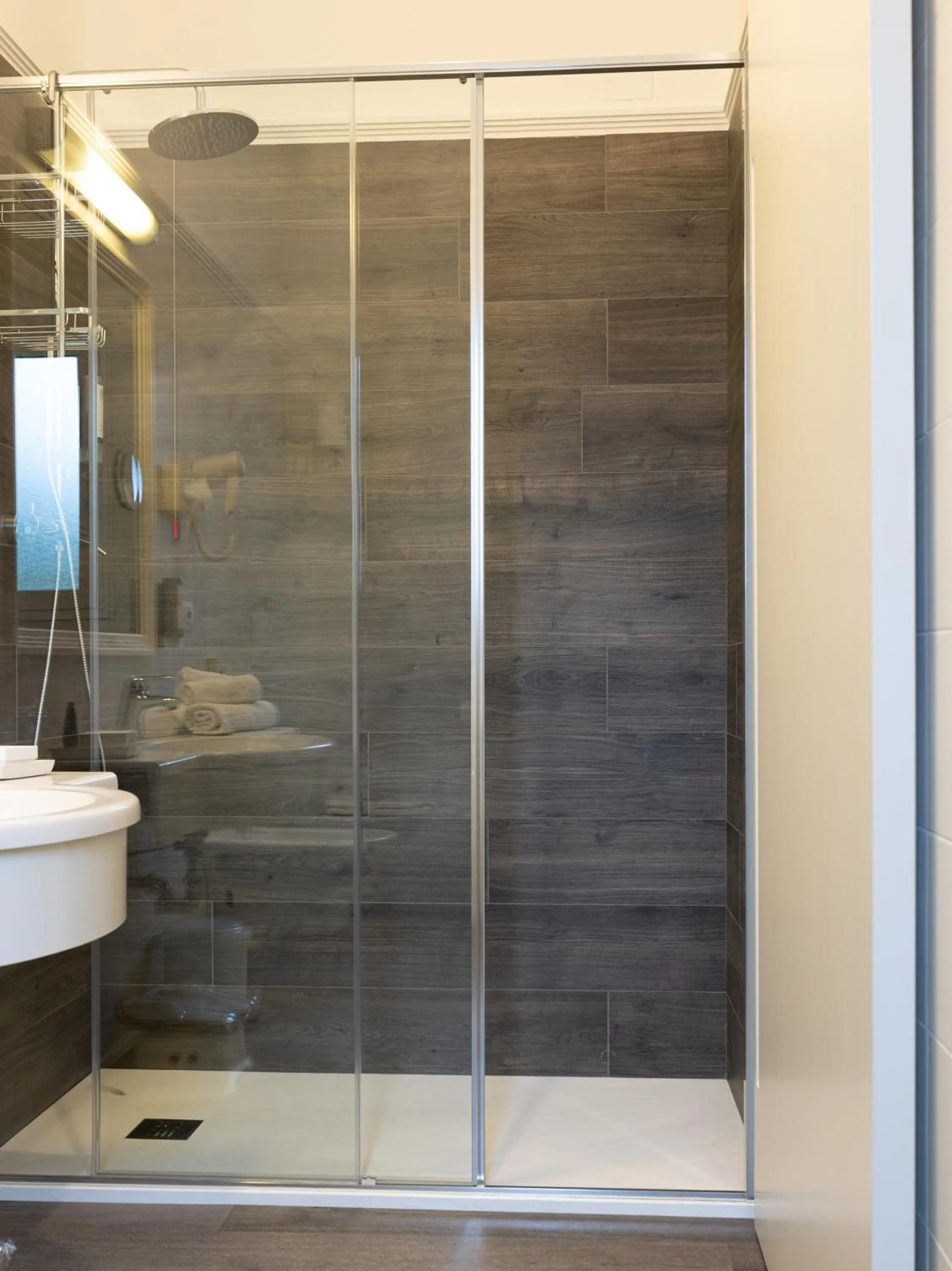 Shower in Hotel Aurora