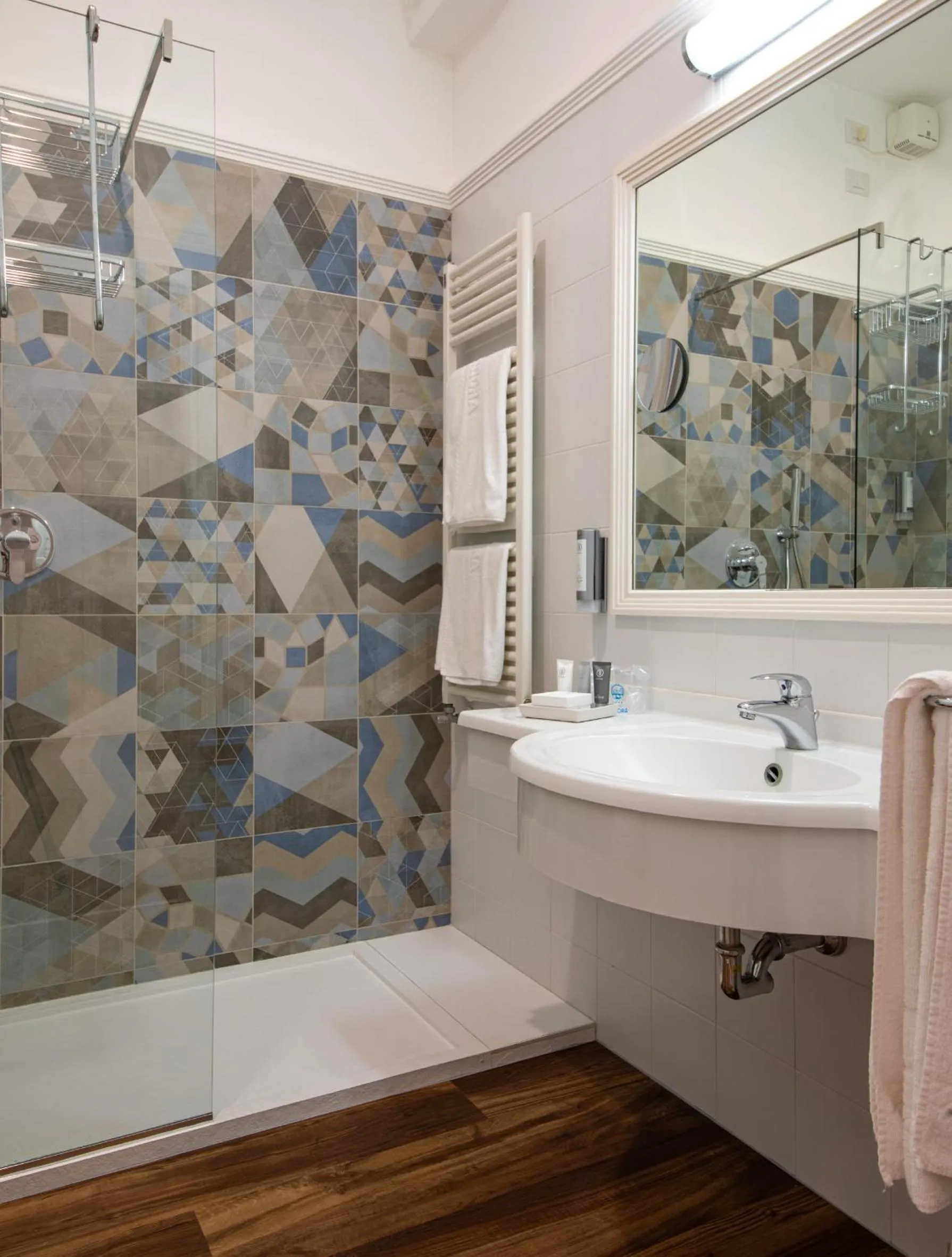 Photo of the whole room in Hotel Aurora