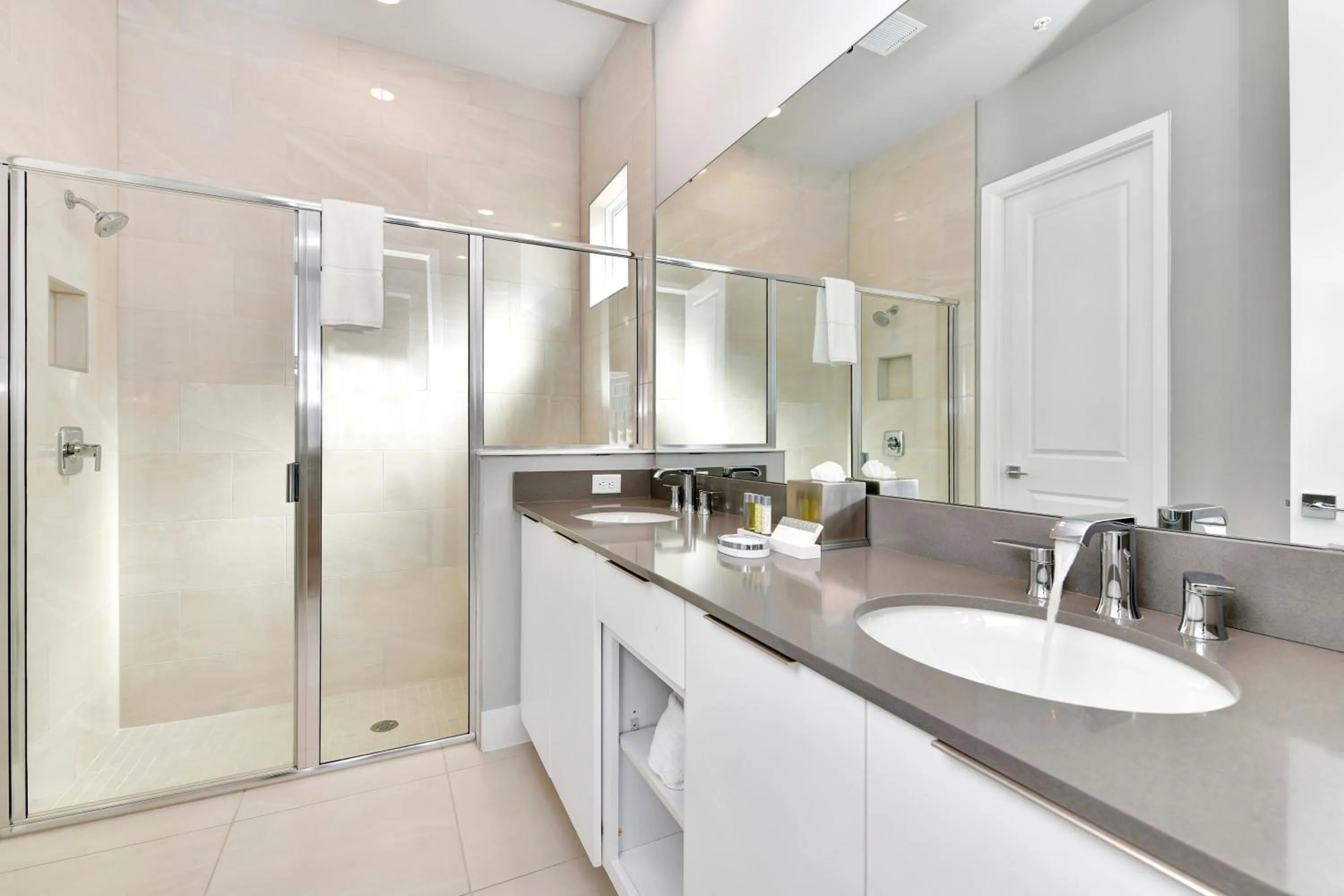 Bathroom in Spectrum Resort Villas Orlando and Waterparks